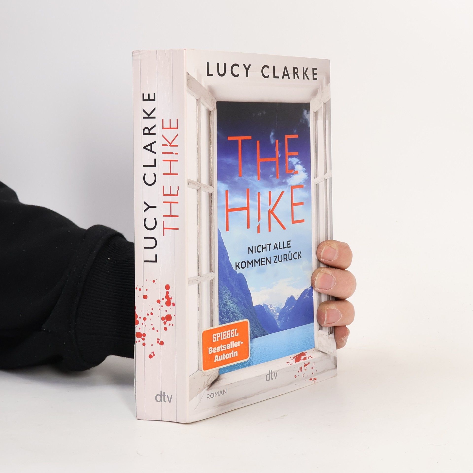 Lucy Clarke The Hike