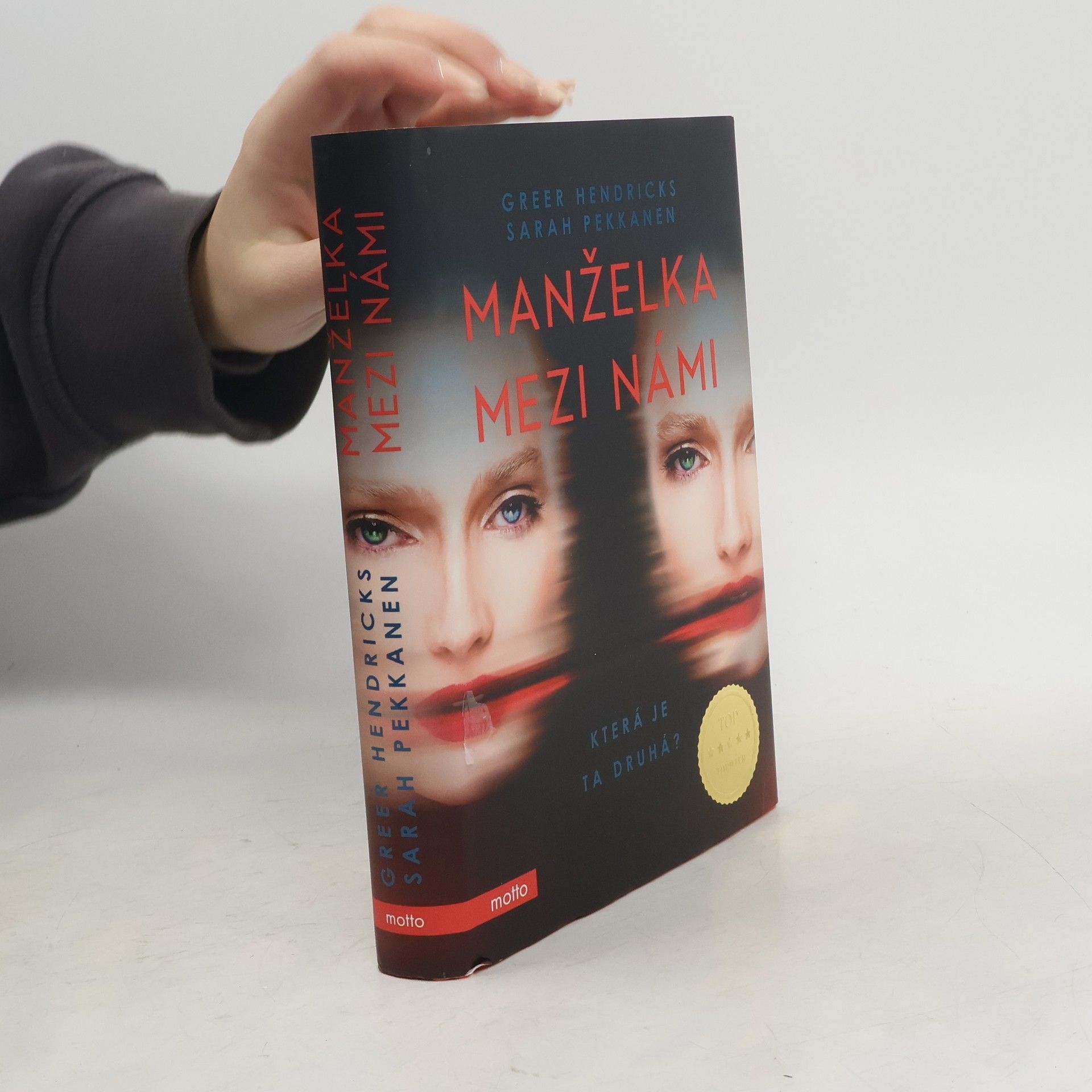 Greer Hendricks Manželka mezi námi