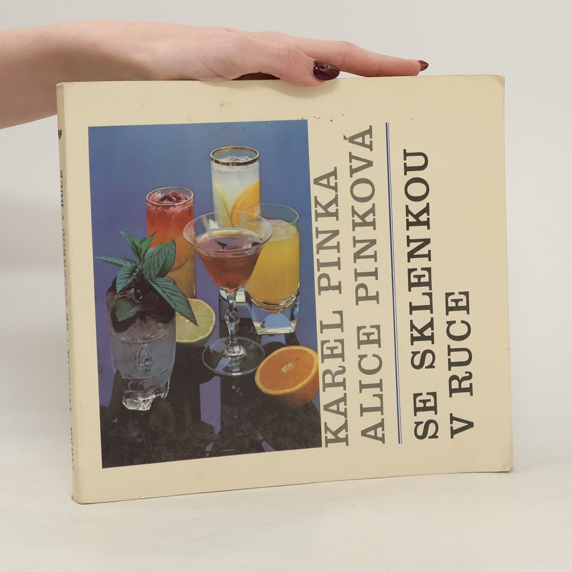 Alice Pinková Se sklenkou v ruce