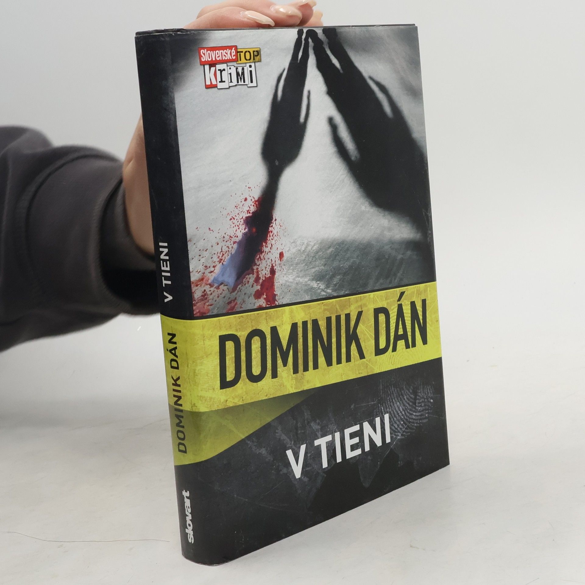 Dominik Dán V tieni