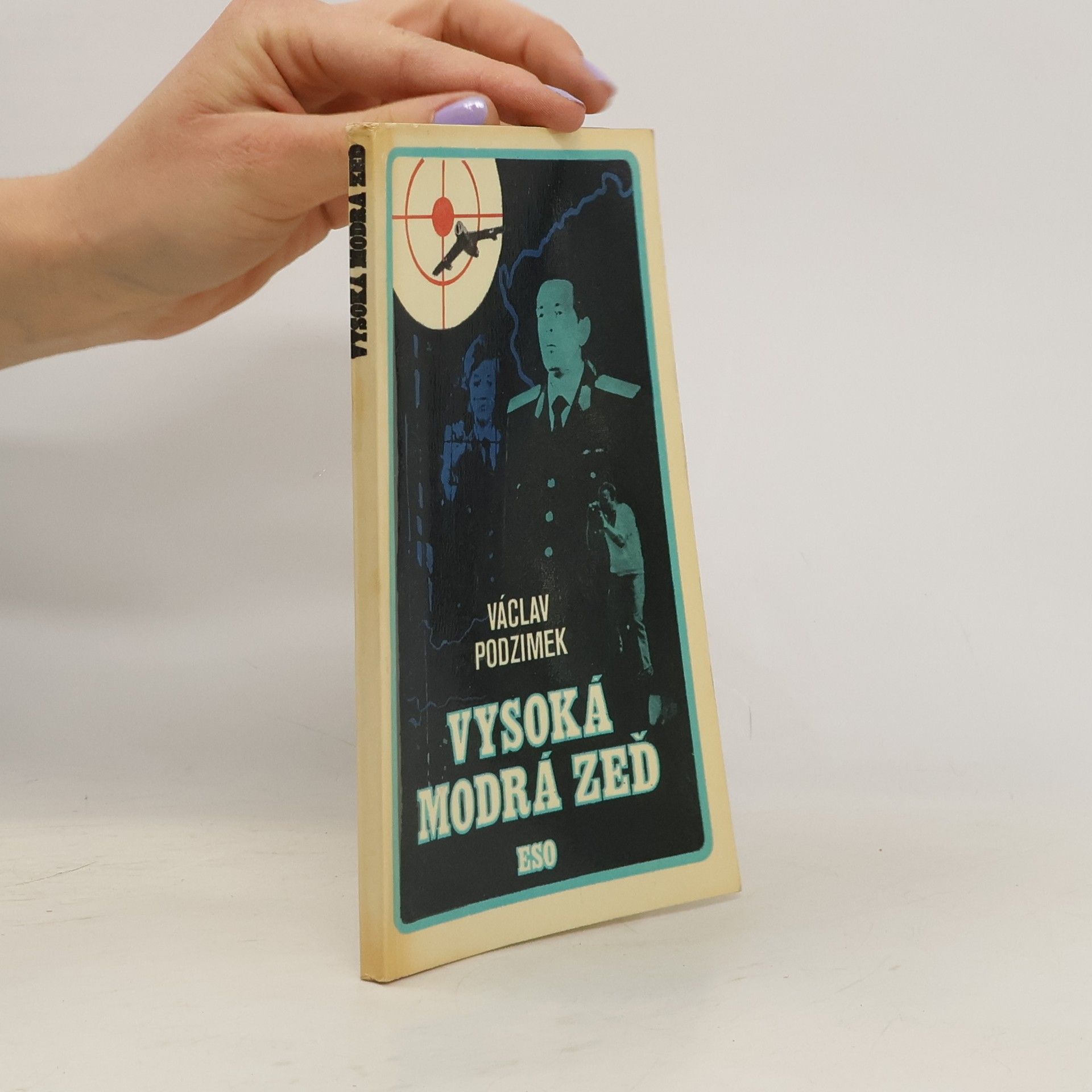 Vysoká modrá zeď