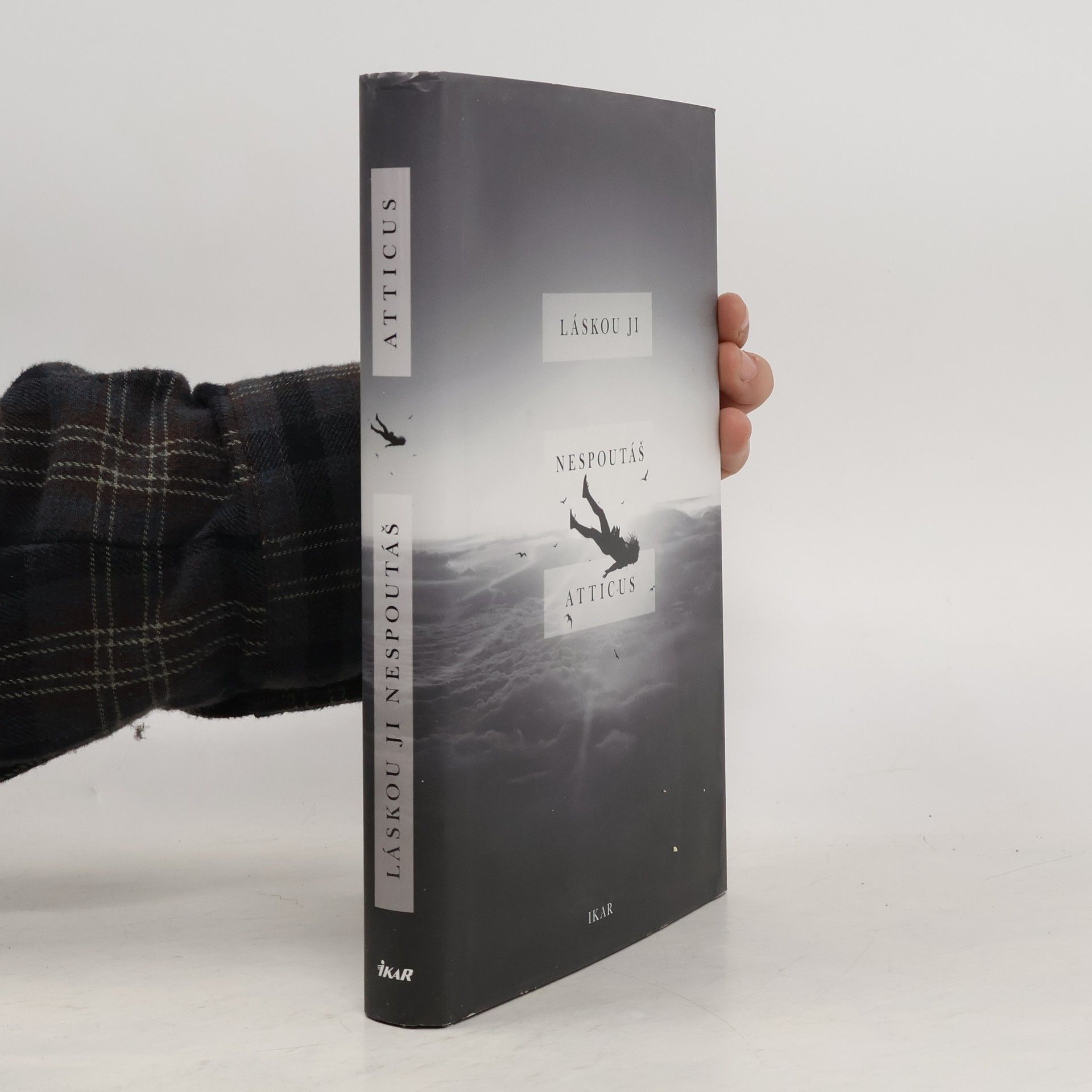 Atticus Láskou ji nespoutáš