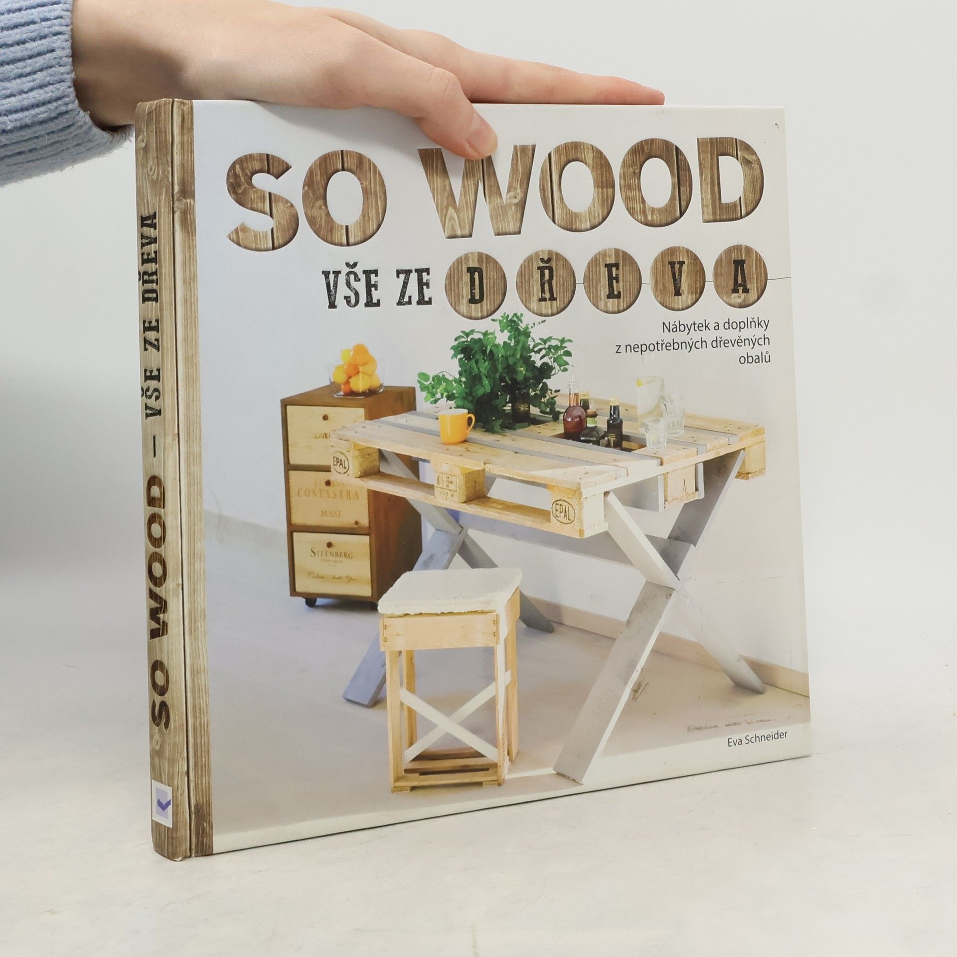 Eva Schneiderová So wood: Vše ze dřeva: Nábytek a doplňky z nepotřebných dřevěných obalů