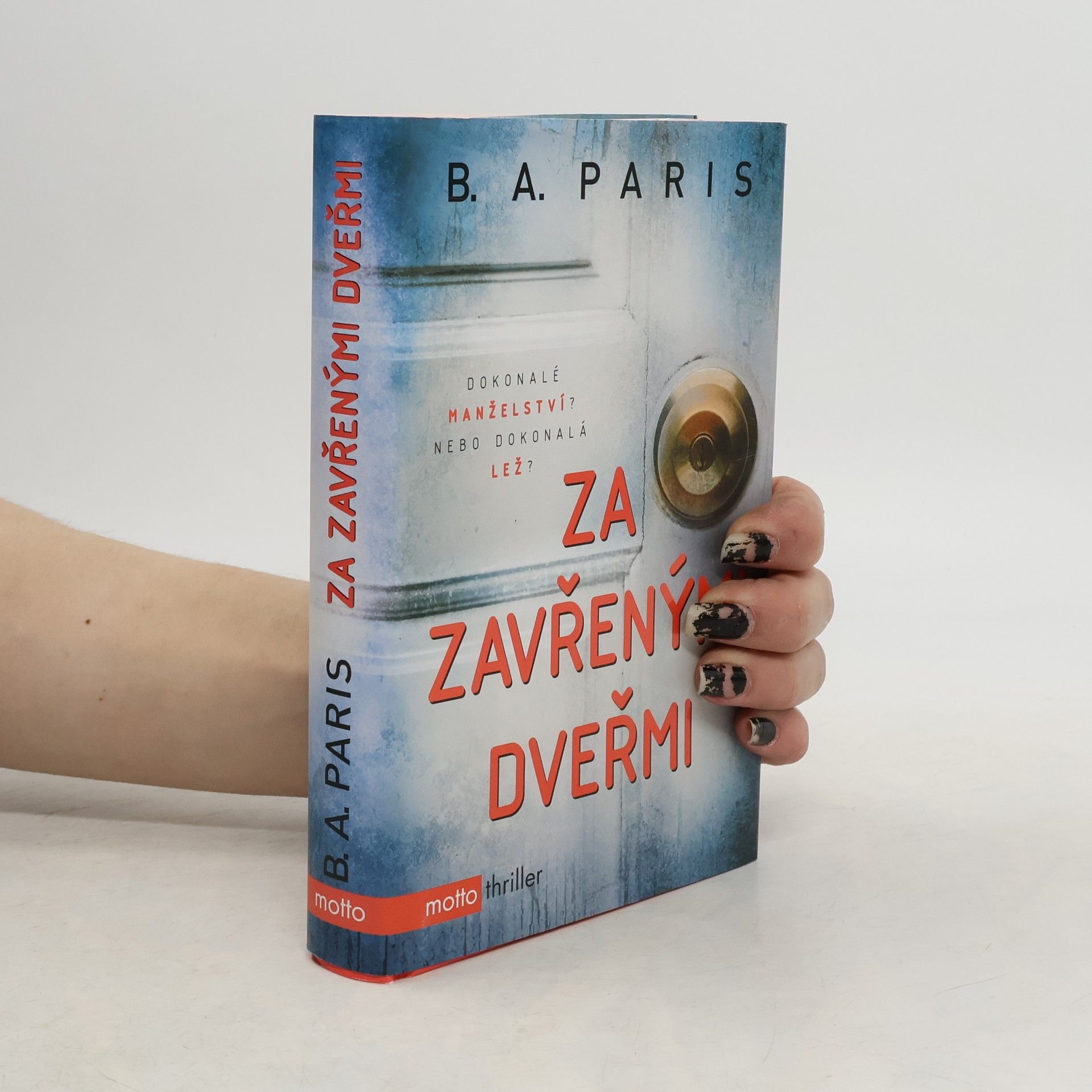 B.A. Paris Za zavřenými dveřmi