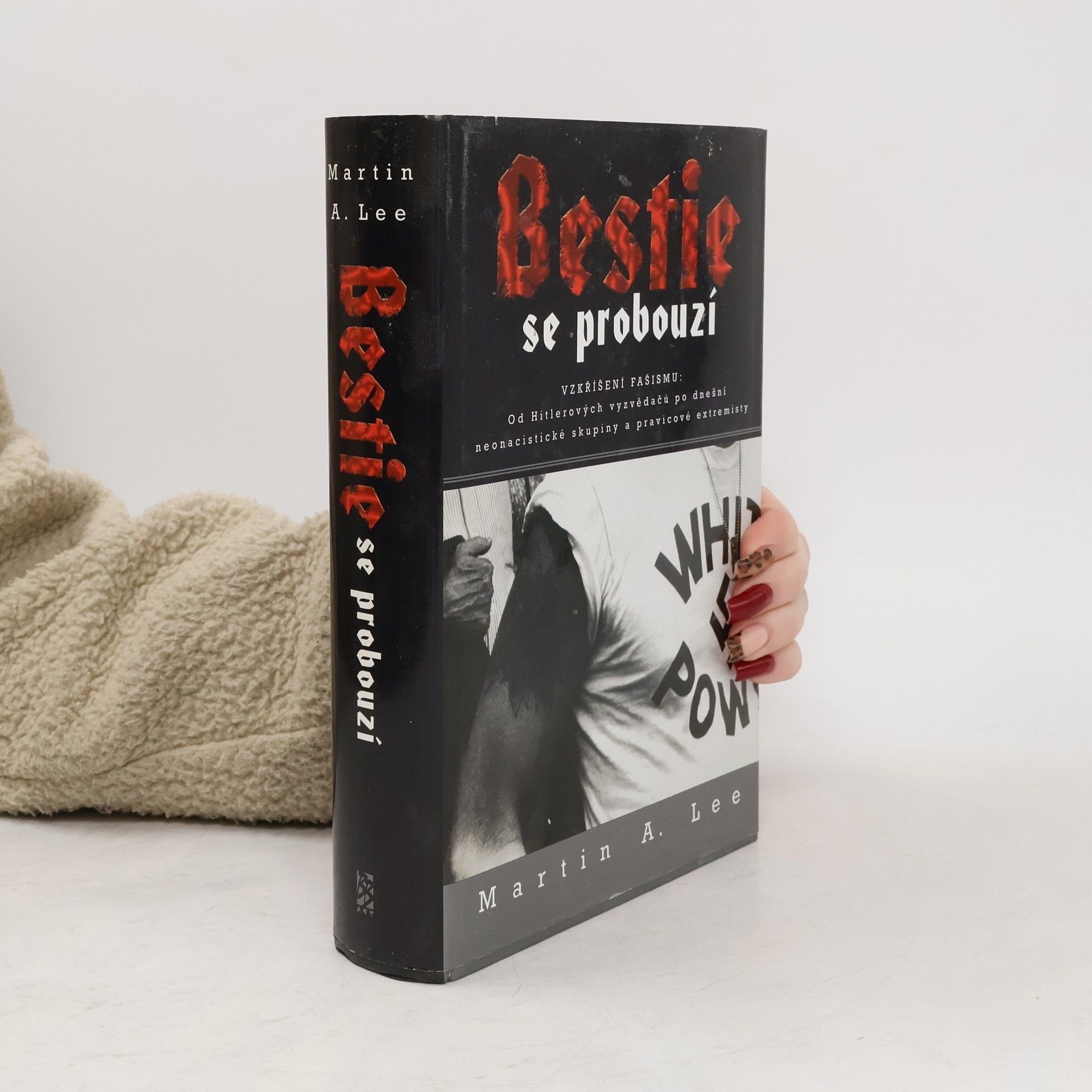 Martin A. Lee Bestie se probouzí