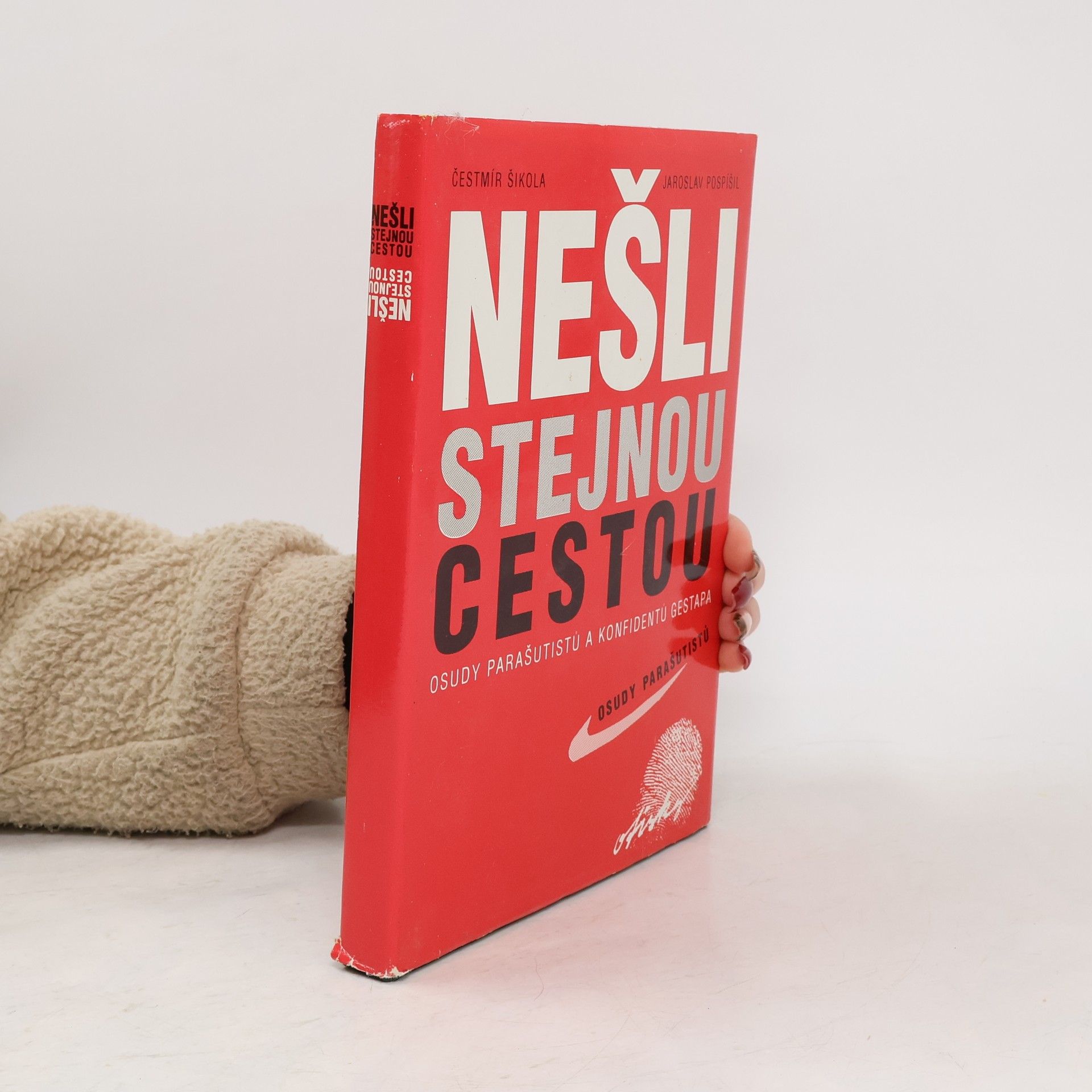 Jaroslav Pospíšil Nešli stejnou cestou. Osudy parašutistů a konfidentů gestapa