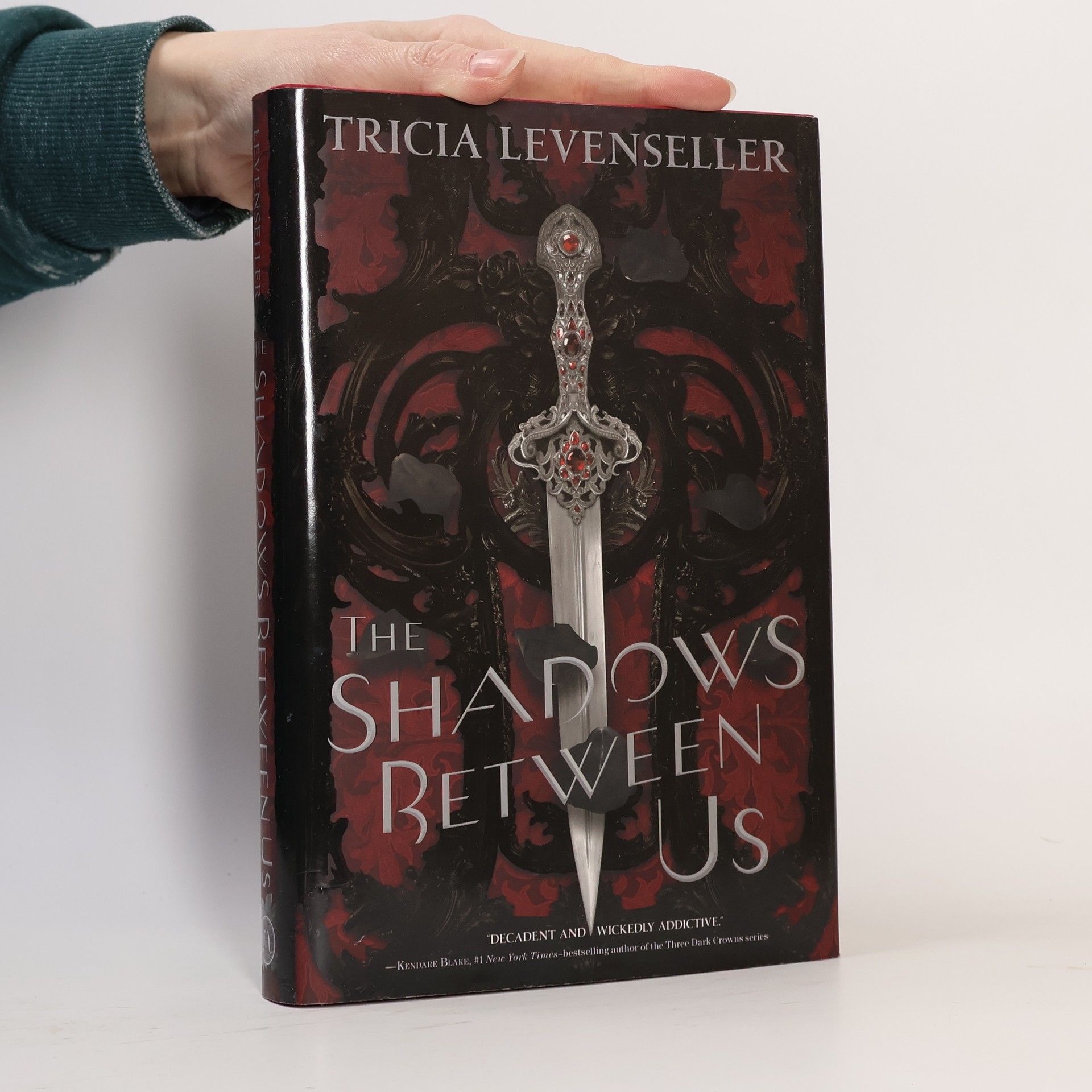 Tricia Levenseller The Shadows Between Us