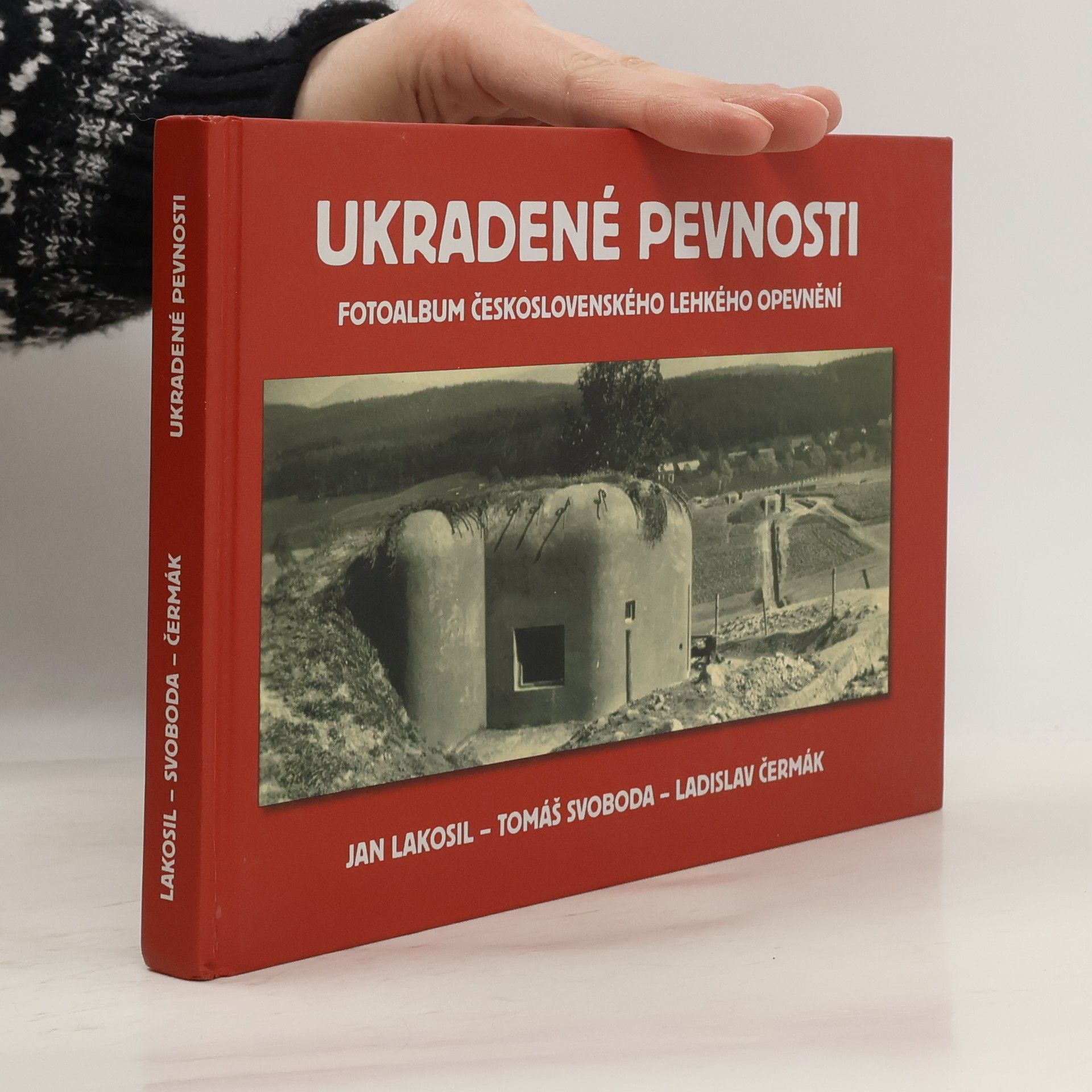 Ukradené pevnosti - fotoalbum československého lehkého opevnění
