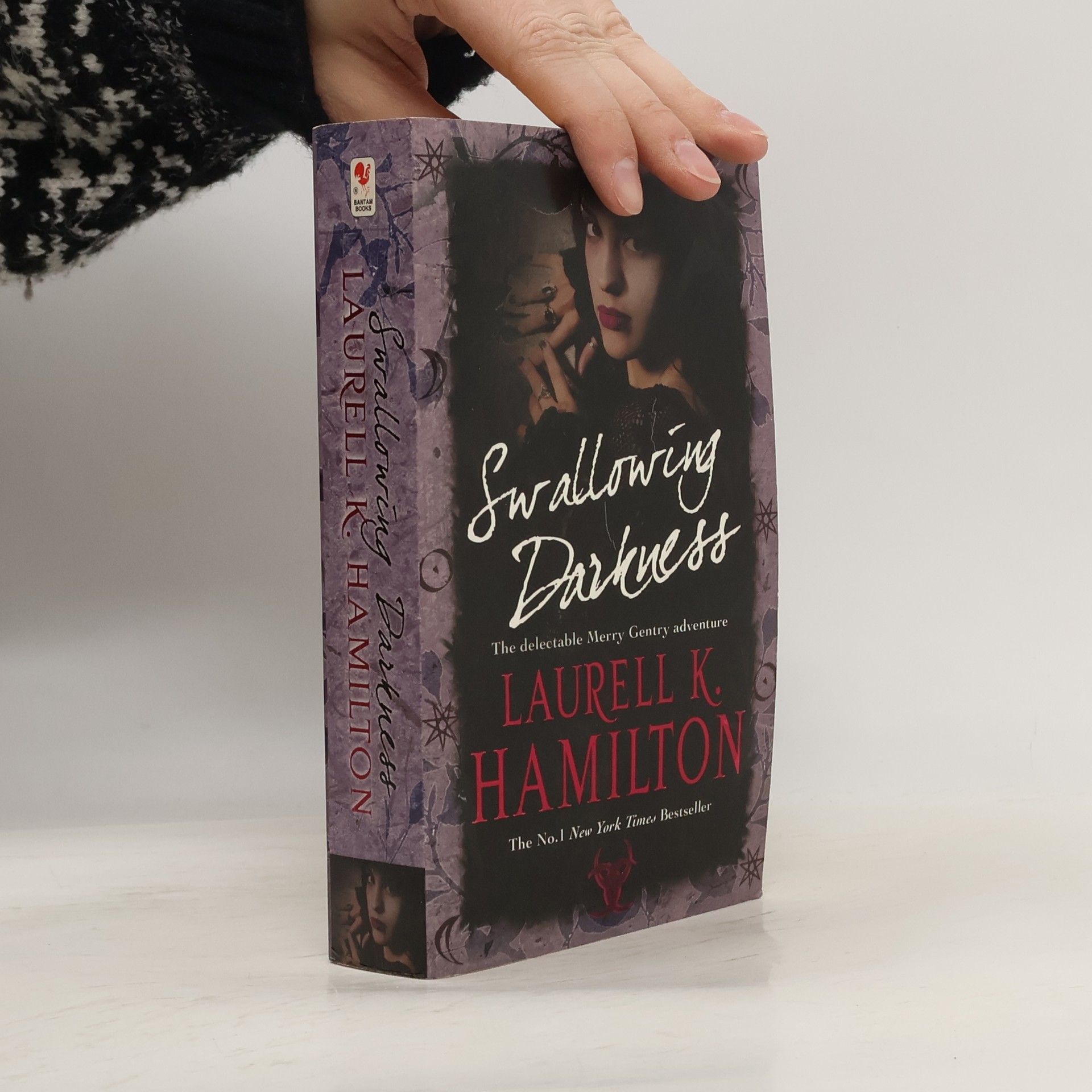 Laurell Kaye Hamilton Swallowing Darkness