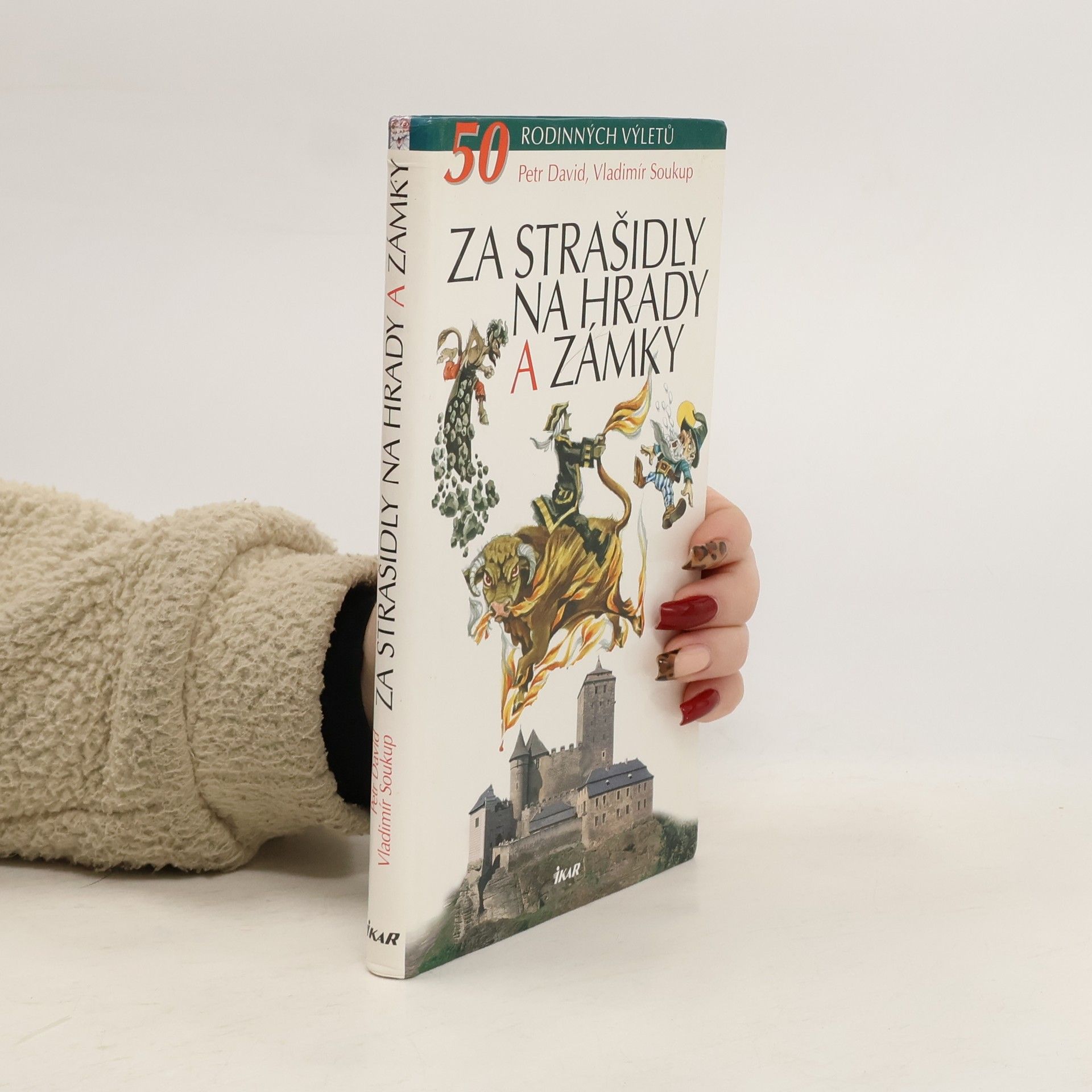 Petr David Za strašidly na hrady a zámky