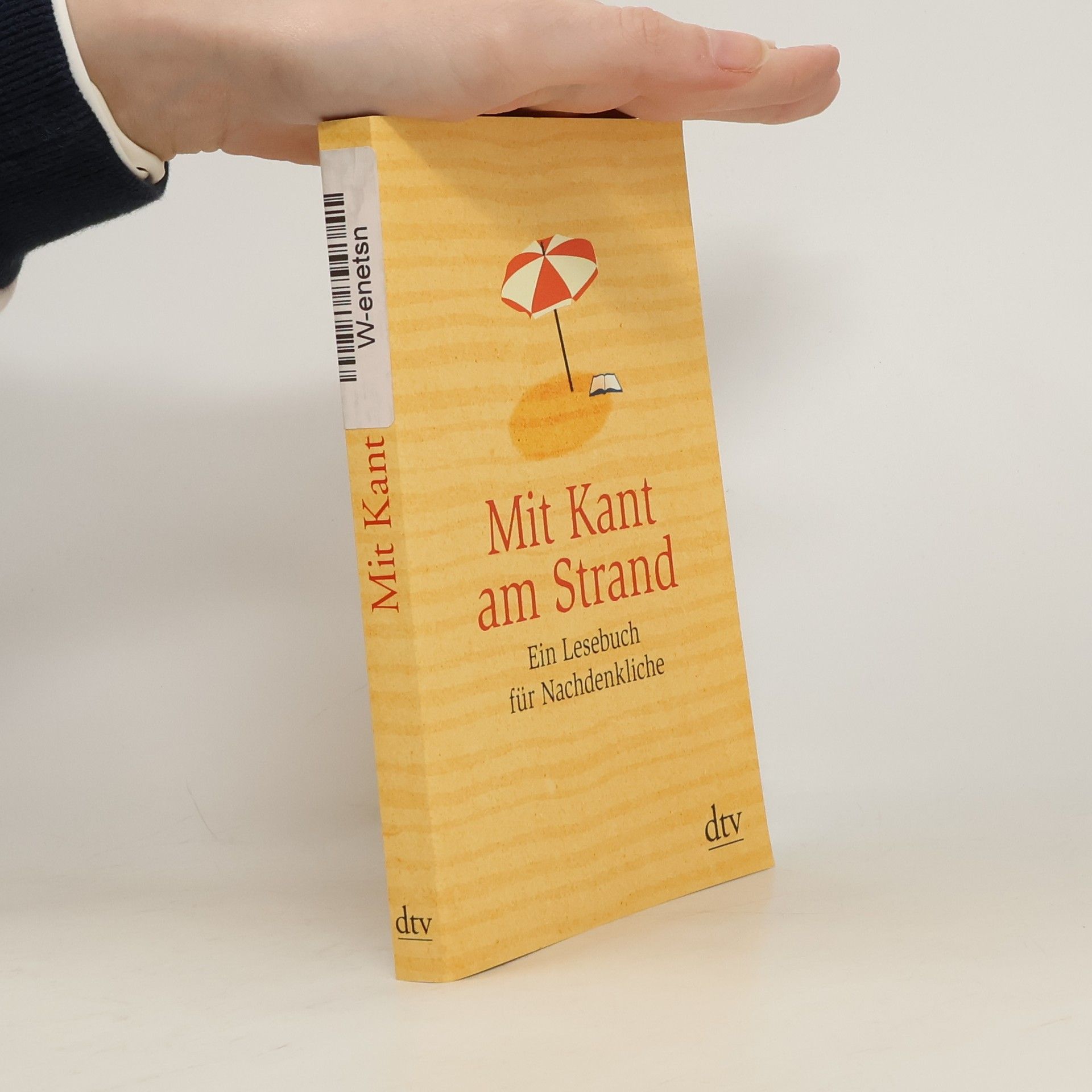 Brigitte Hellmann Mit Kant am Strand