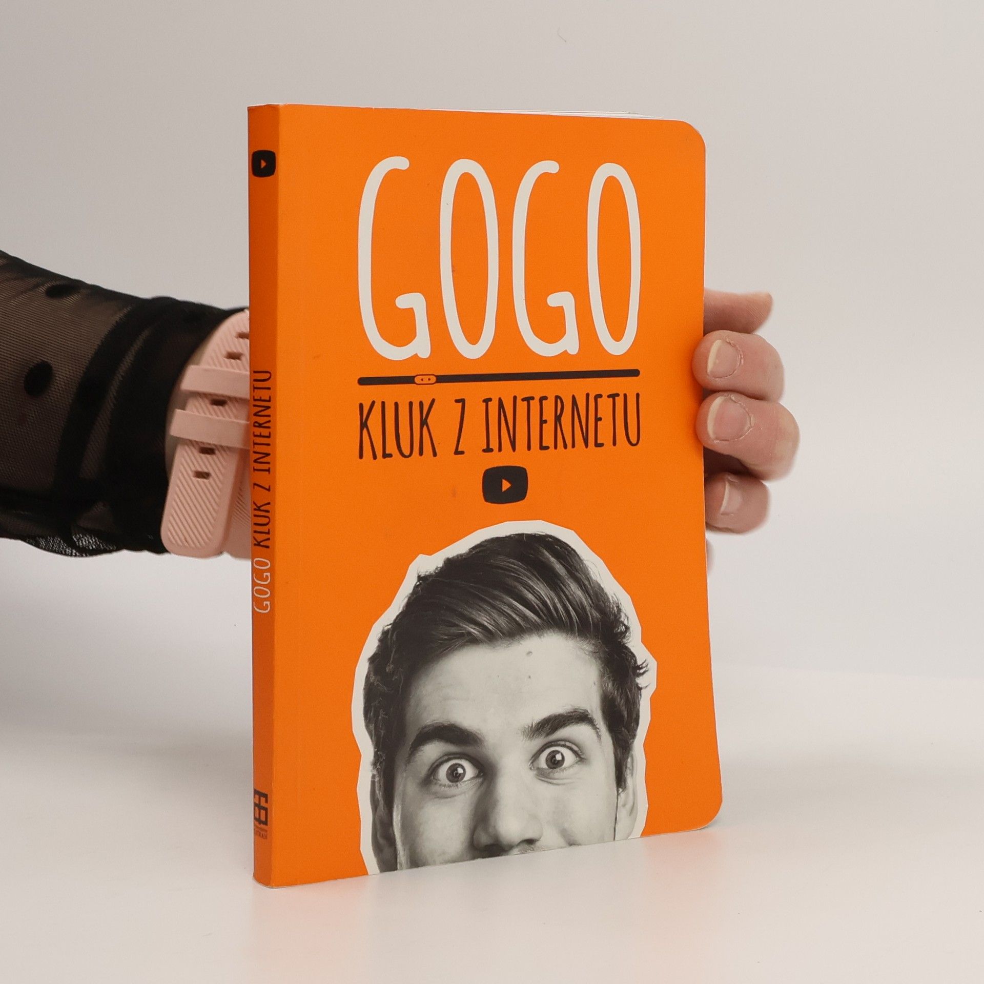 Gogo: Kluk z internetu