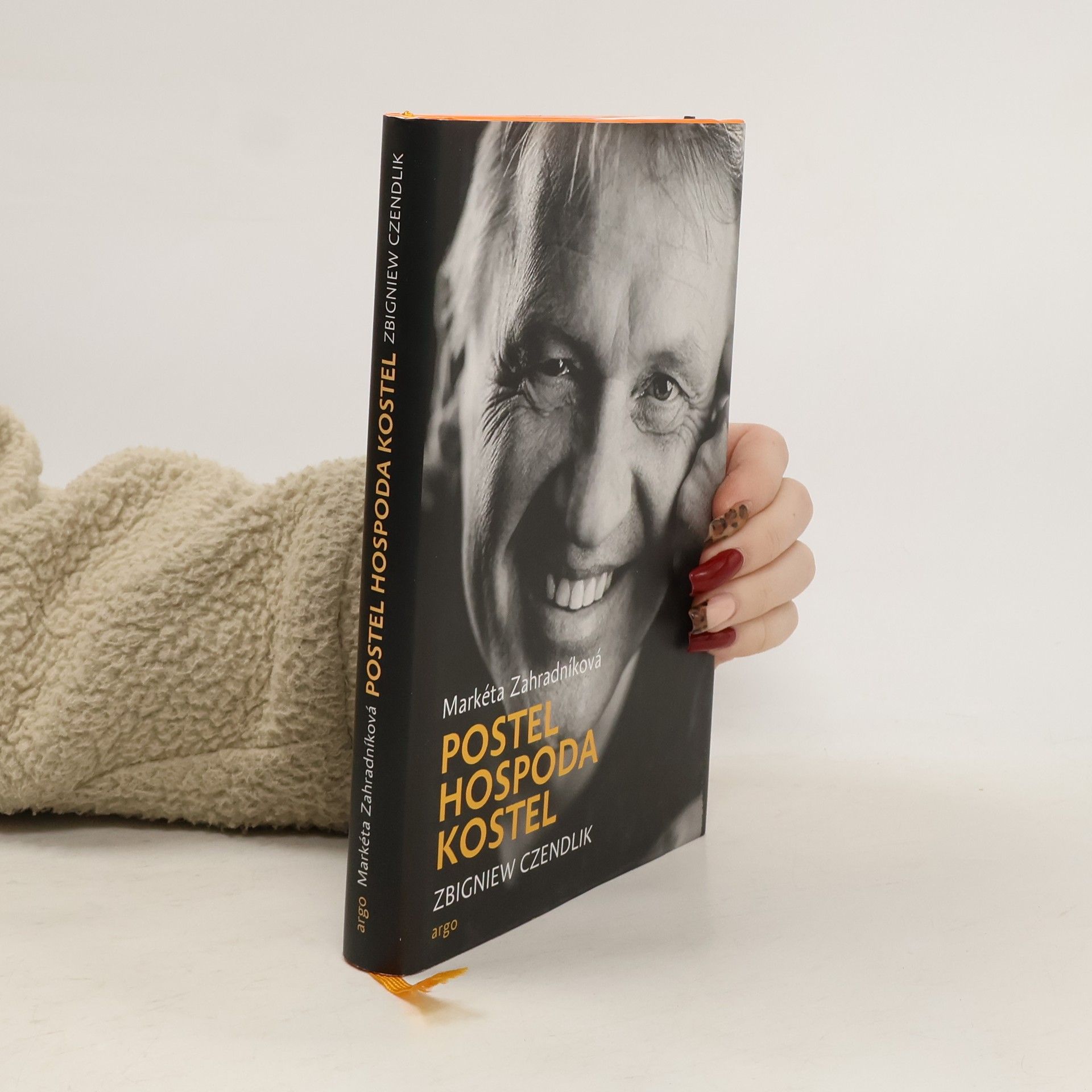 Postel, hospoda, kostel