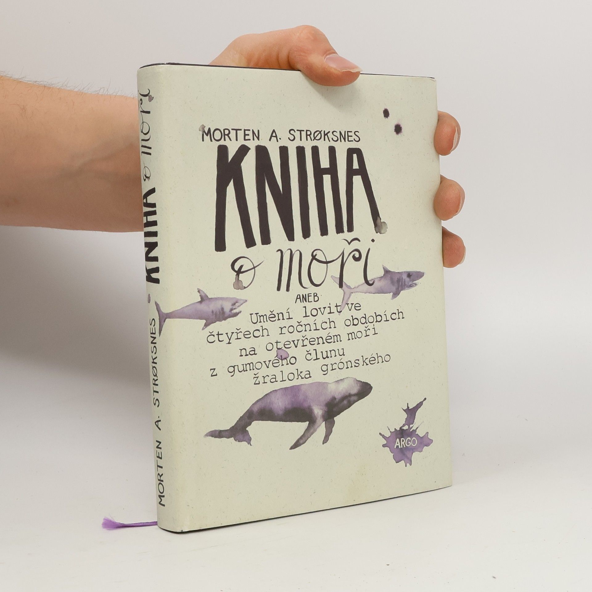 Morten Strøksnes Kniha o moři aneb Umění lovit ve čtyřech ročních obdobích na otevřeném moři z gumového člunu žraloka grónského