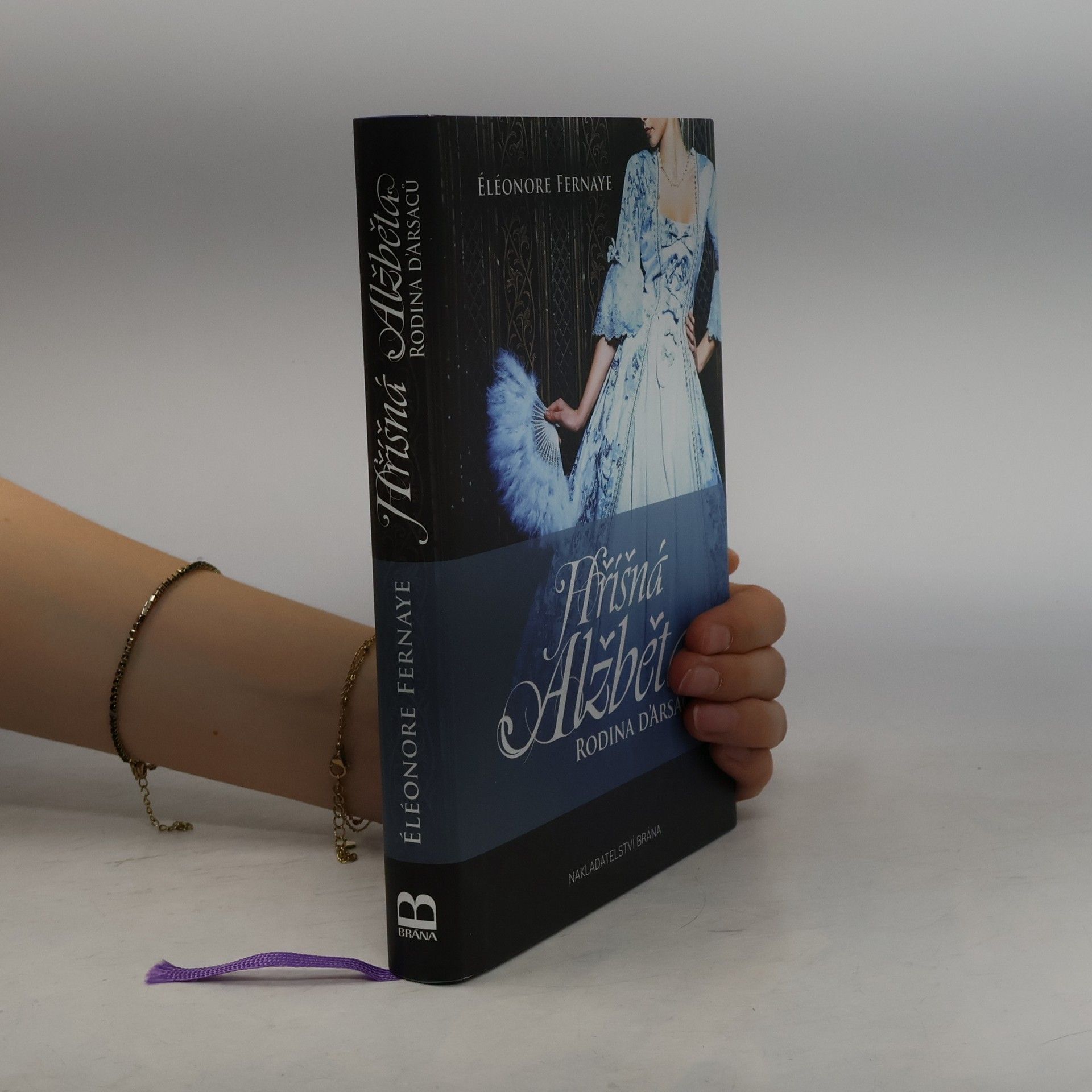 Éléonore Fernaye Hříšná Alžběta. Rodina d'Arsaců