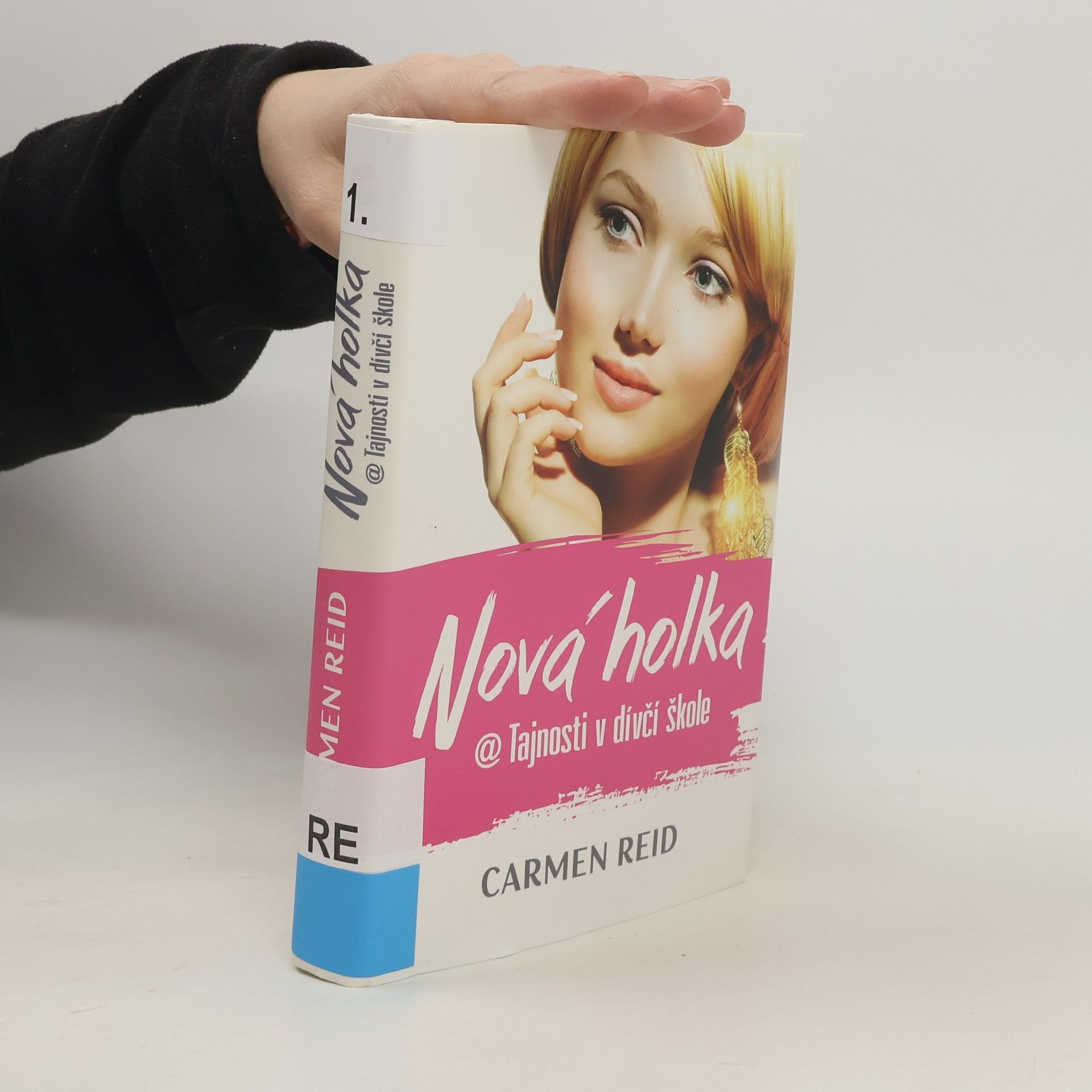 Nová holka @ Tajnosti v dívčí škole