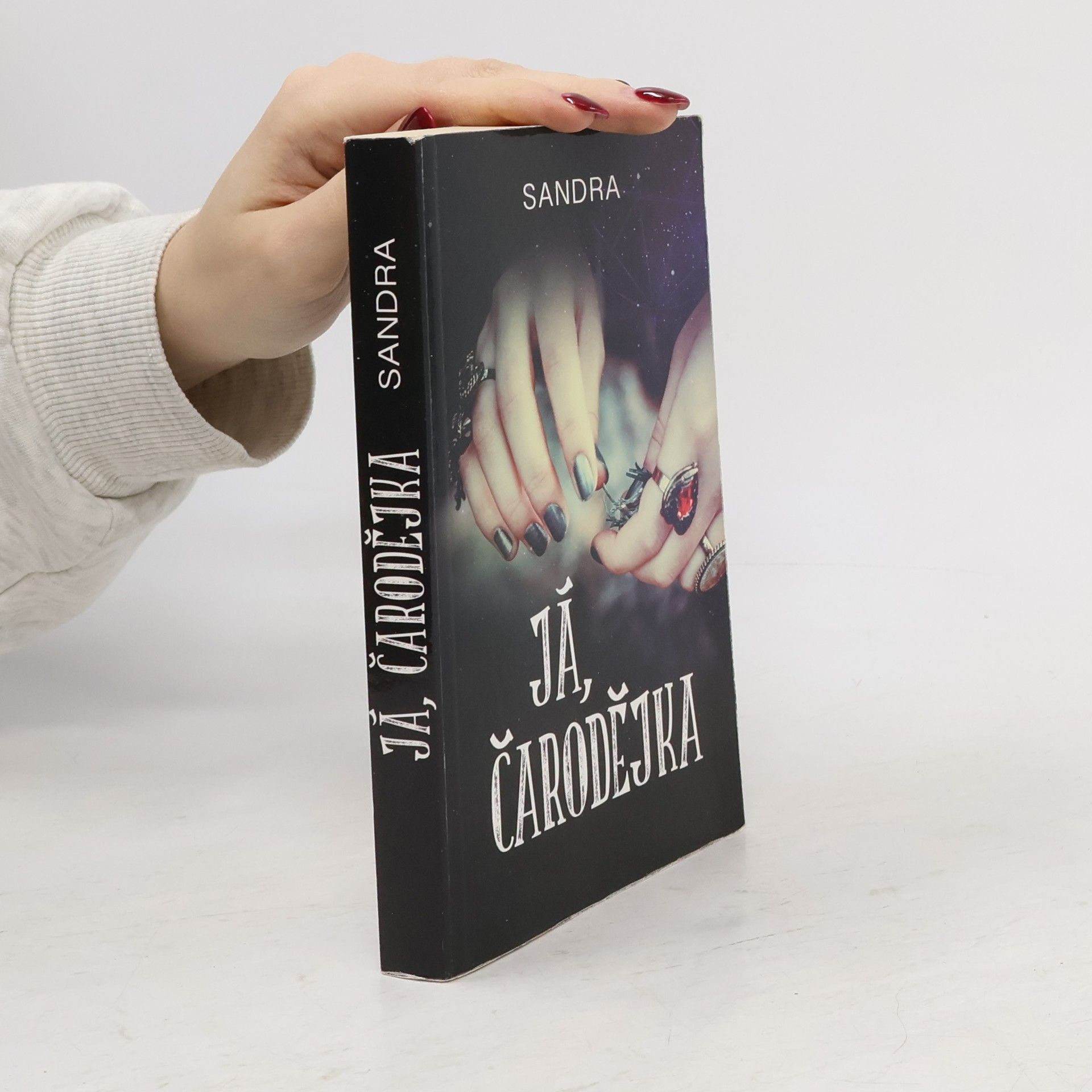 Sandra Já, čarodějka
