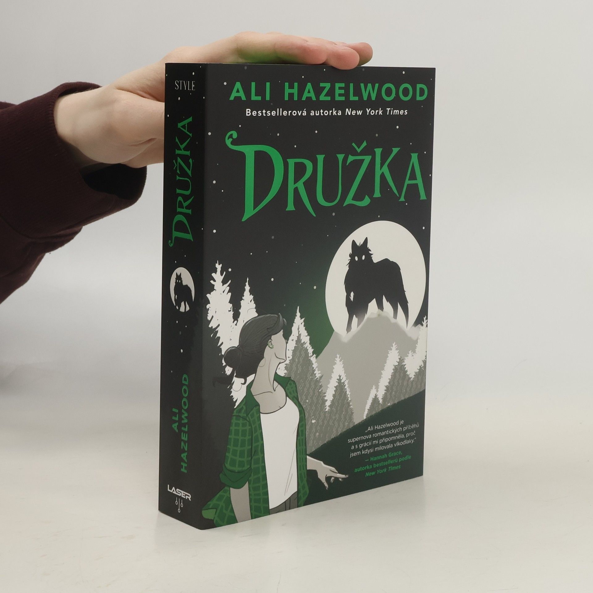 Ali Hazelwood Družka