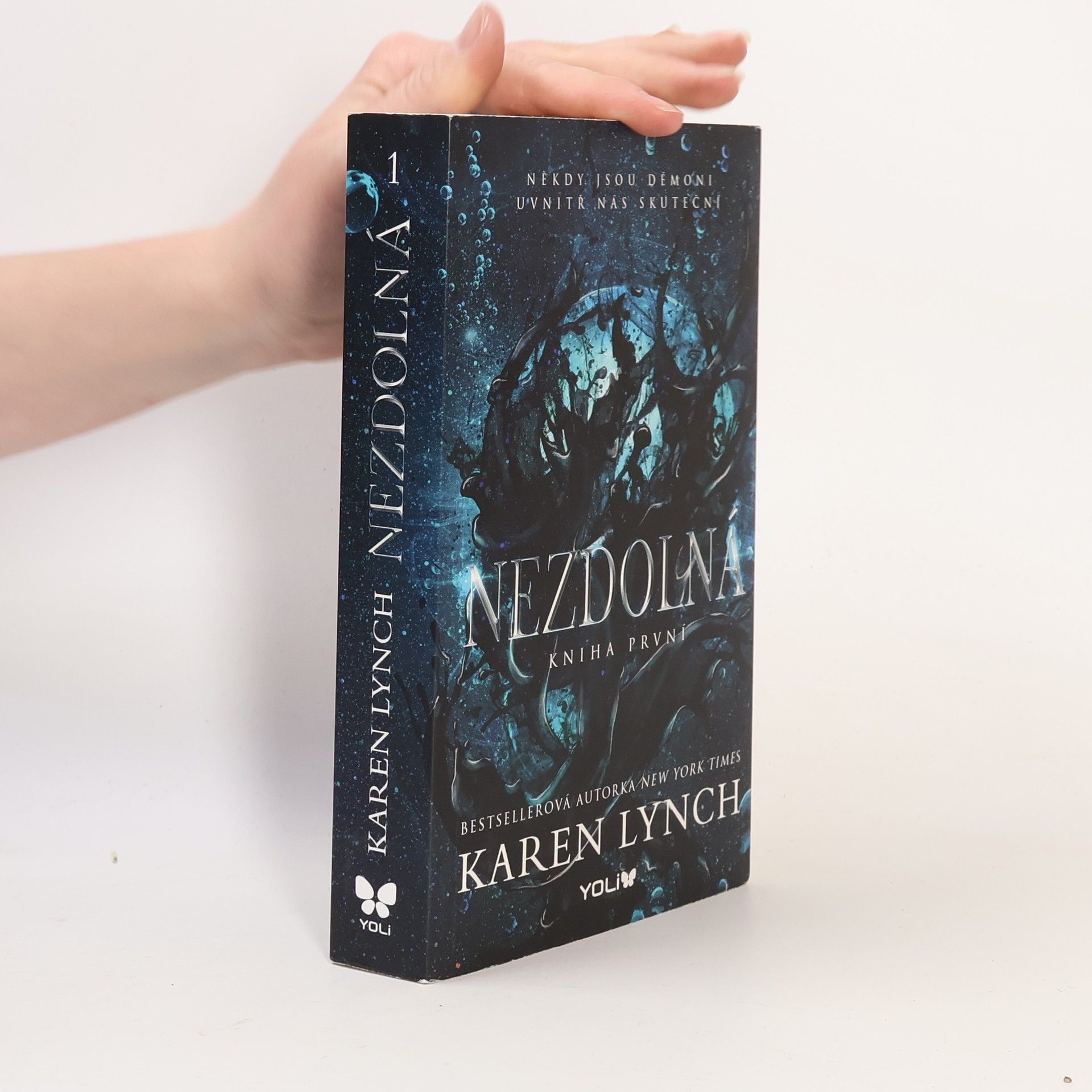 Karen Lynch Nezdolná. Kniha první