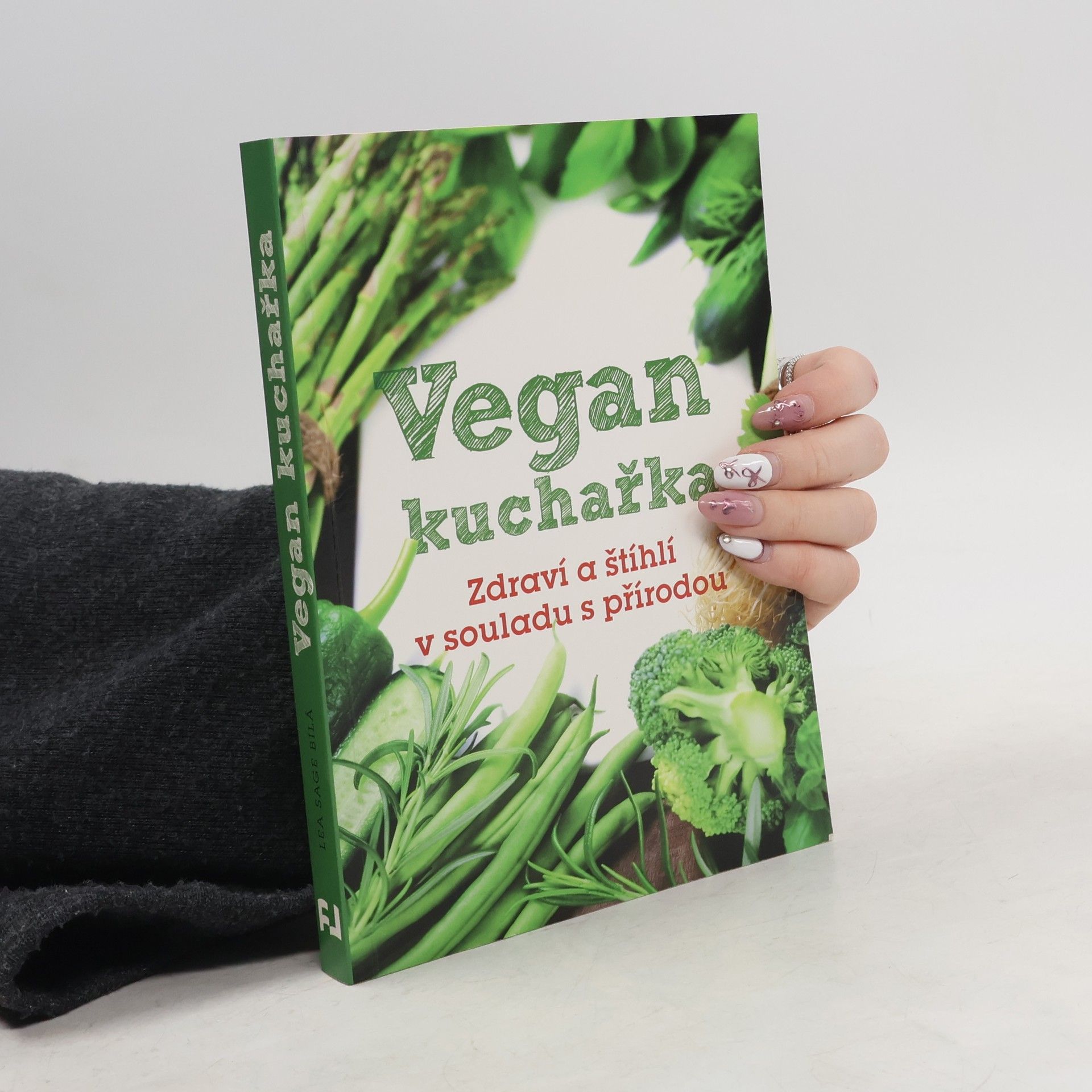 Lea Sage Bílá Vegan kuchařka: Zdraví a štíhlí v souladu s přírodou