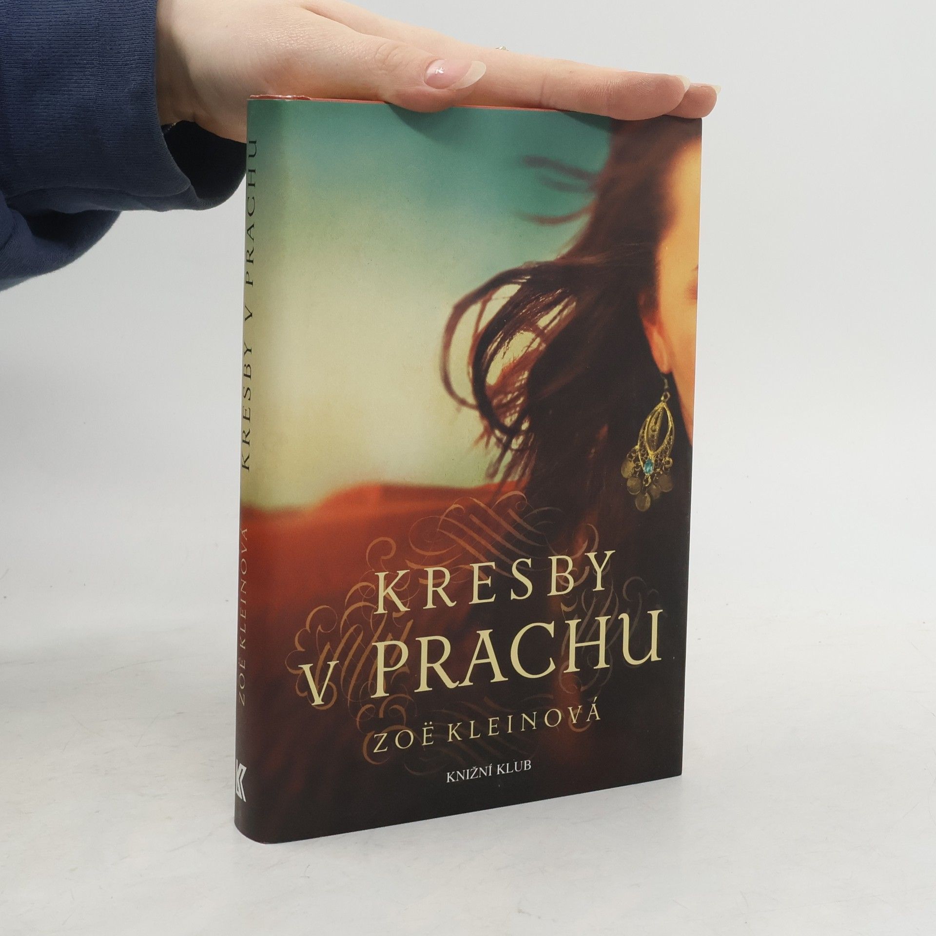 Zoë Klein Kresby v prachu