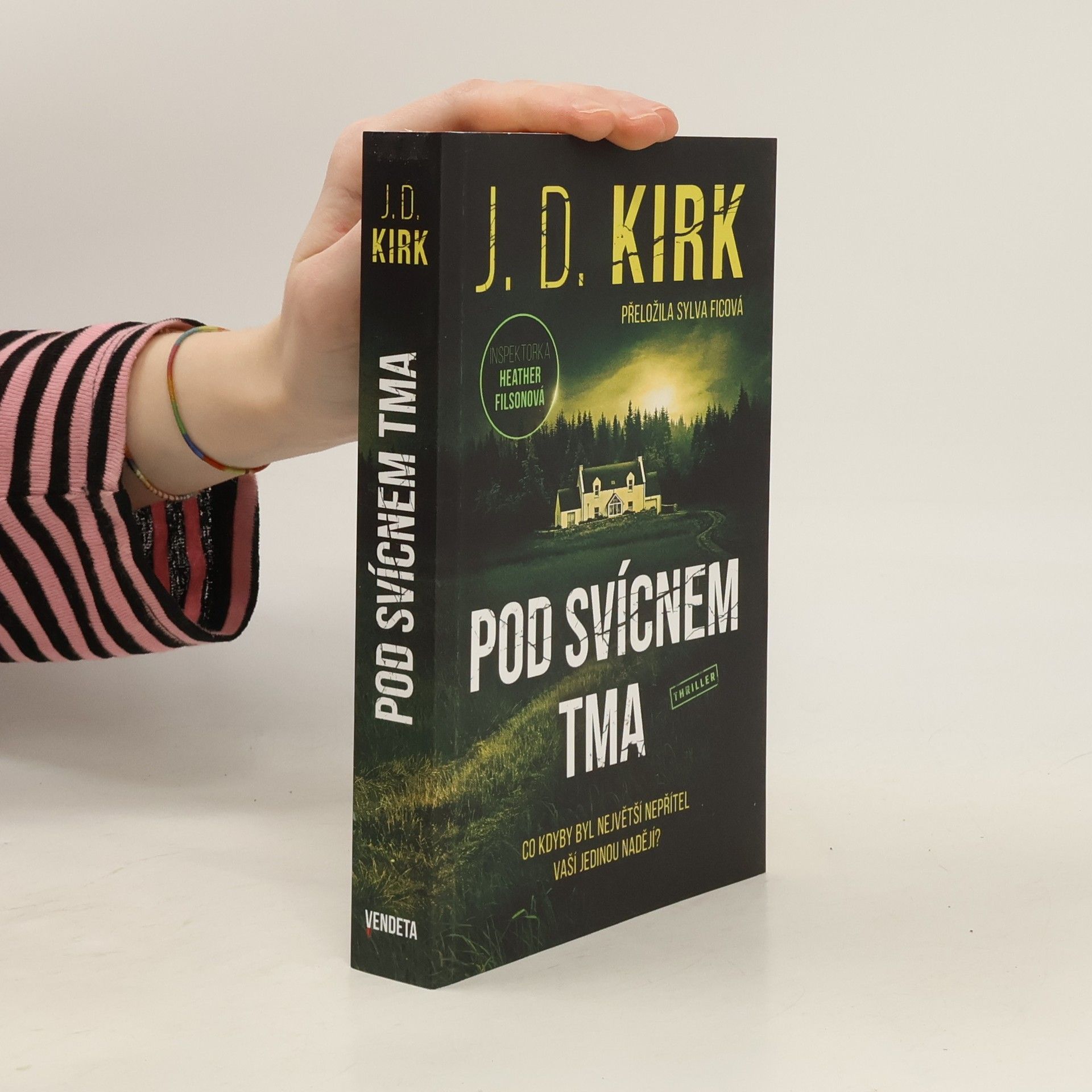 Barry Hutchison Pod svícnem tma