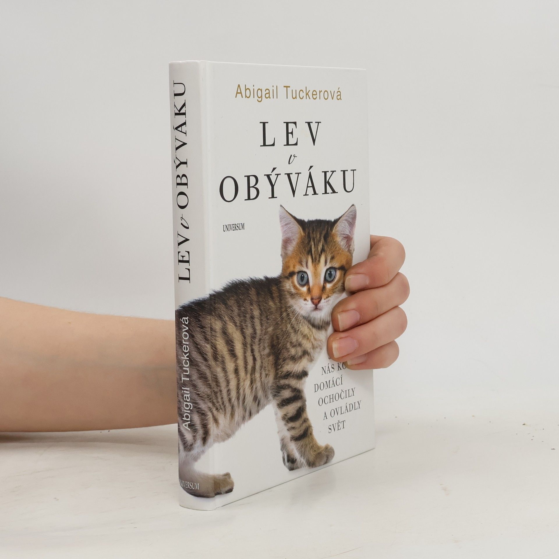 Abigail Tucker Lev v obýváku: Jak si nás kočky domácí ochočily a ovládly svět