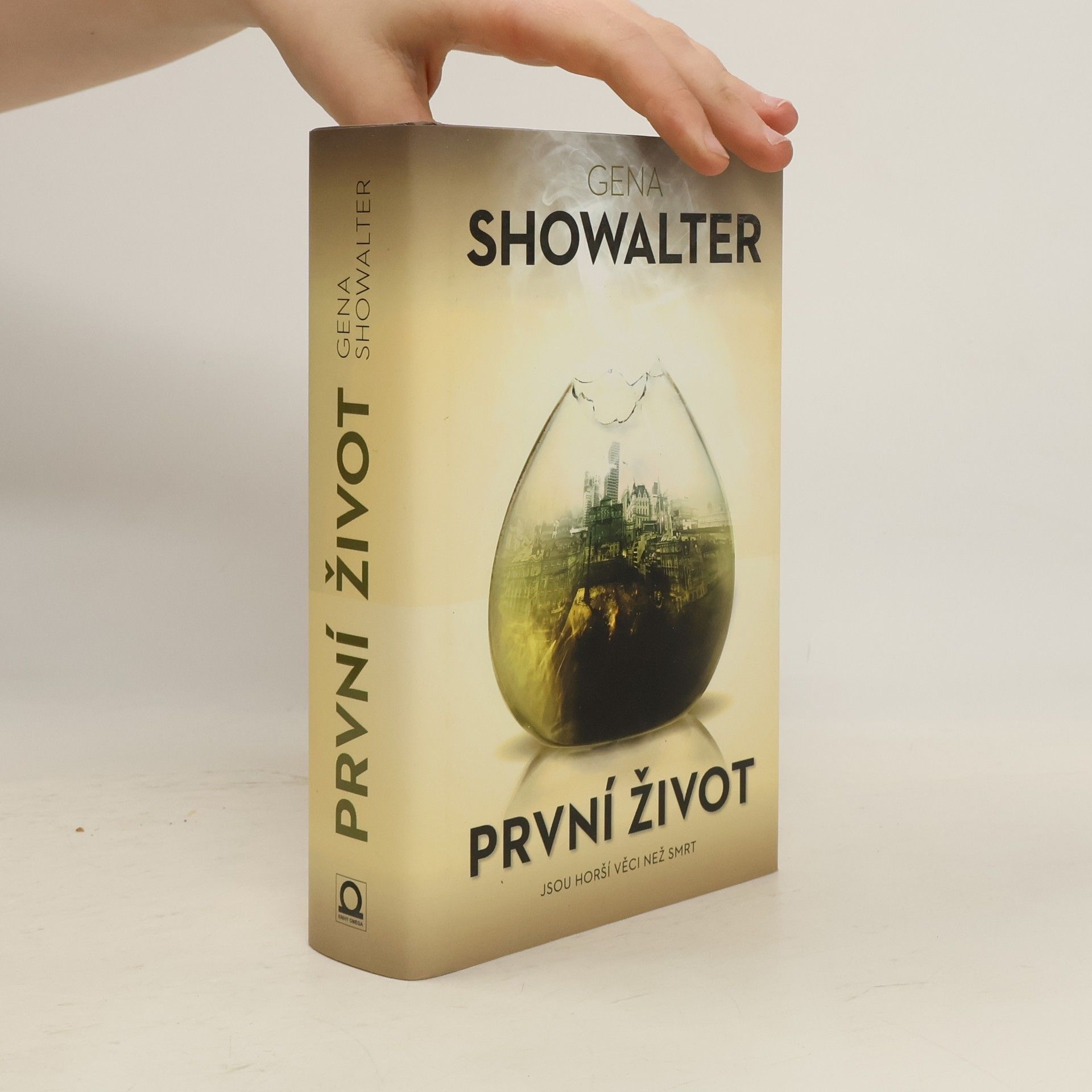 Gena Showalter První život