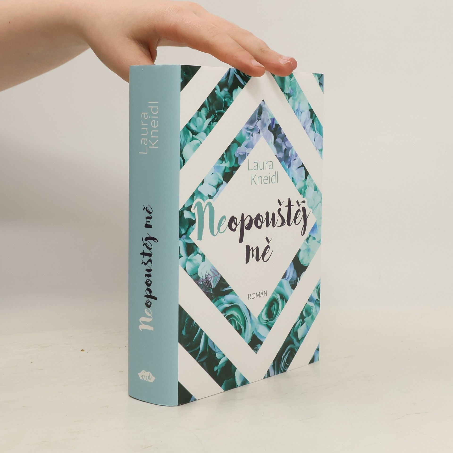 Laura Kneidl Neopouštěj mě