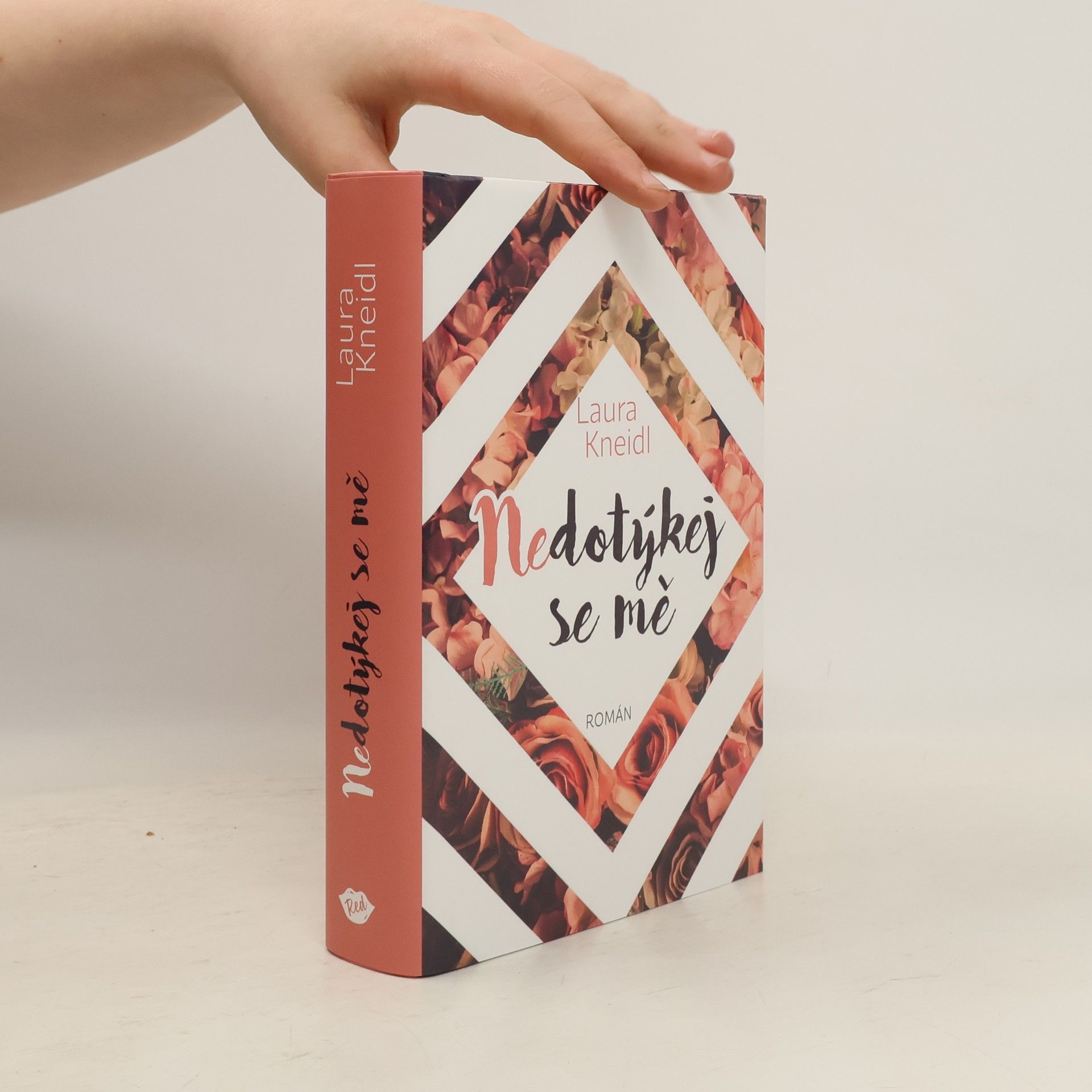 Laura Kneidl Nedotýkej se mě