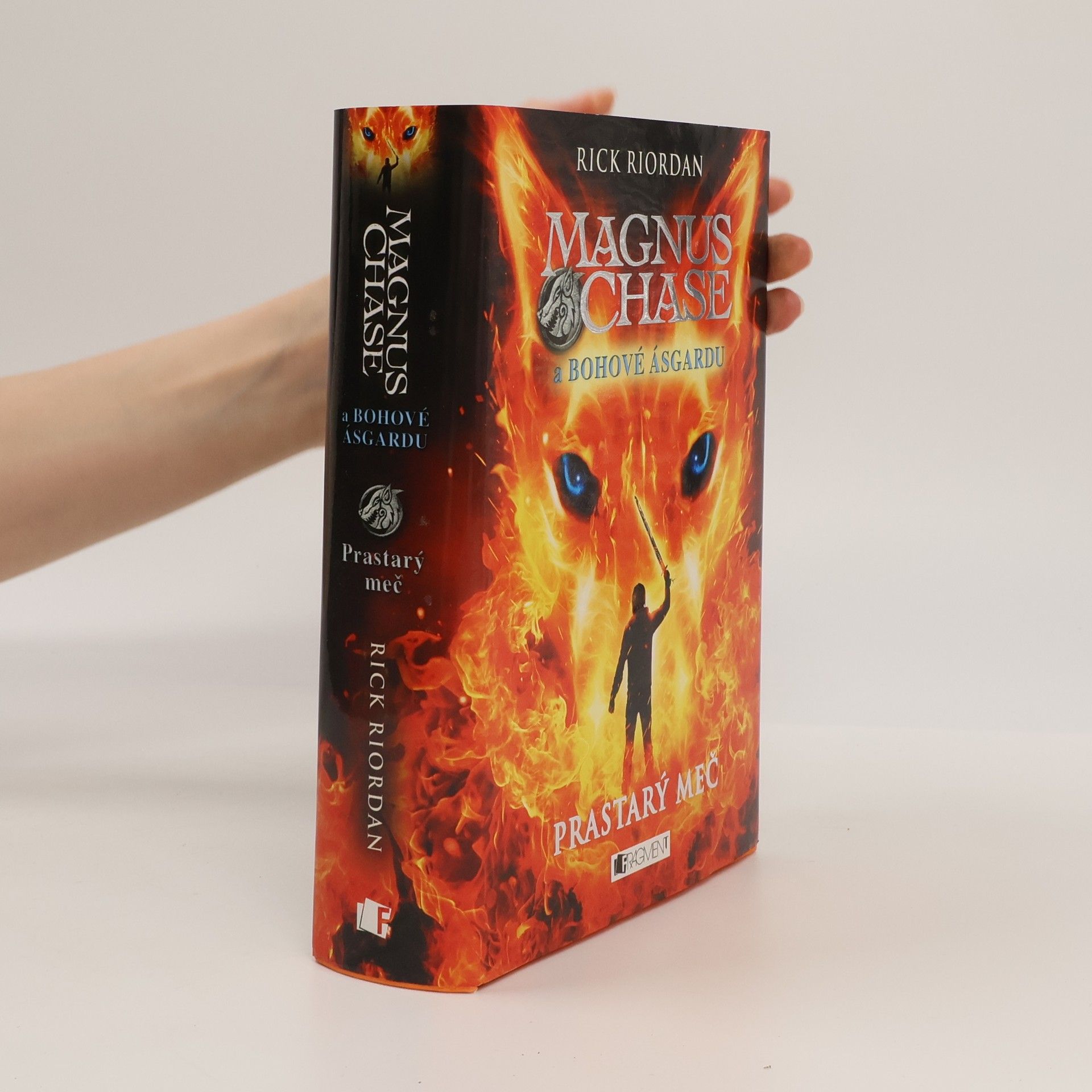 Rick Riordan Magnus Chase a bohové Ásgardu. Prastarý meč