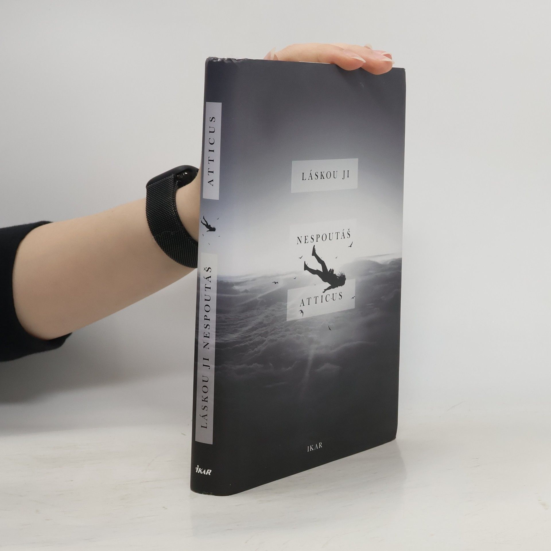 Atticus Láskou ji nespoutáš