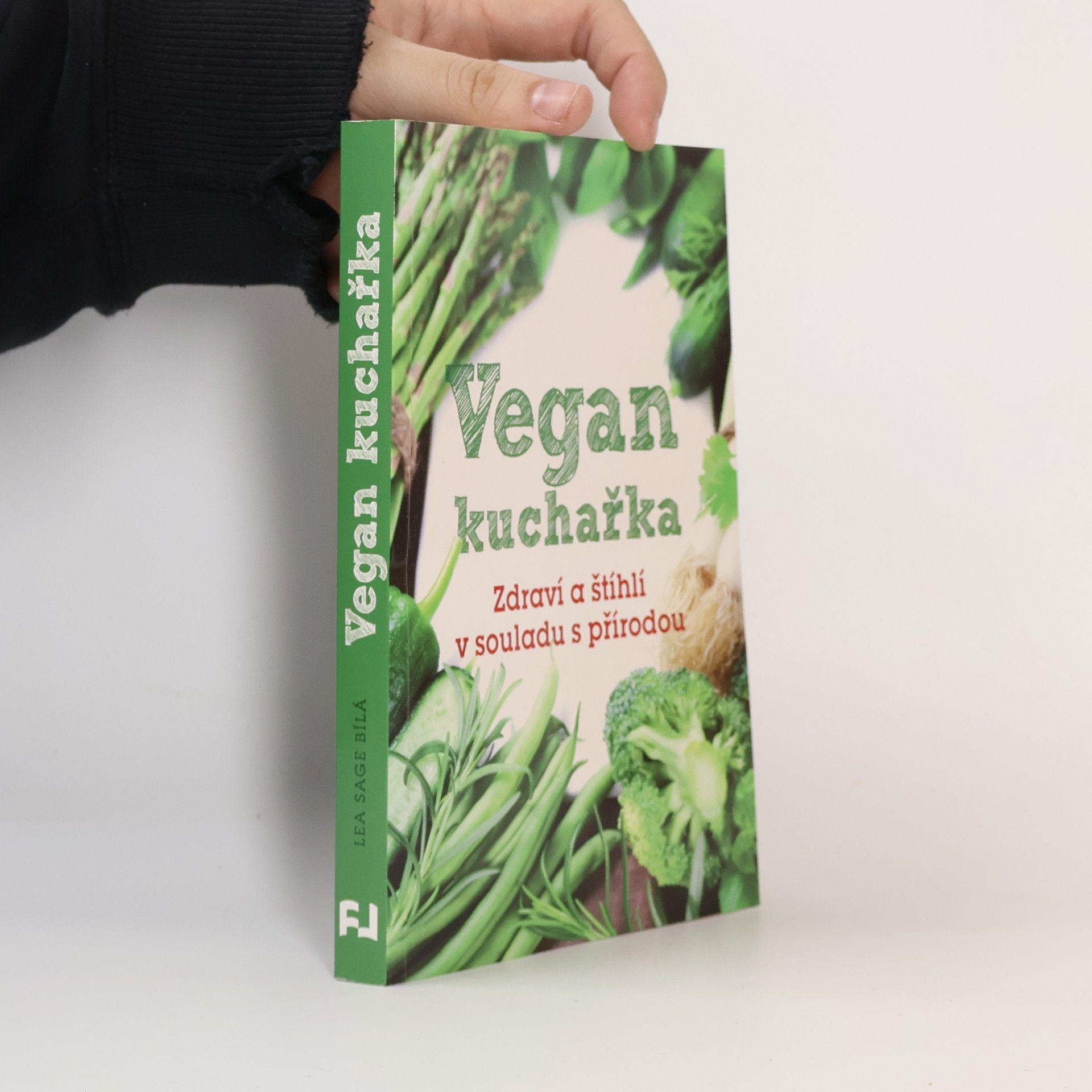 Lea Sage Bílá Vegan kuchařka: Zdraví a štíhlí v souladu s přírodou