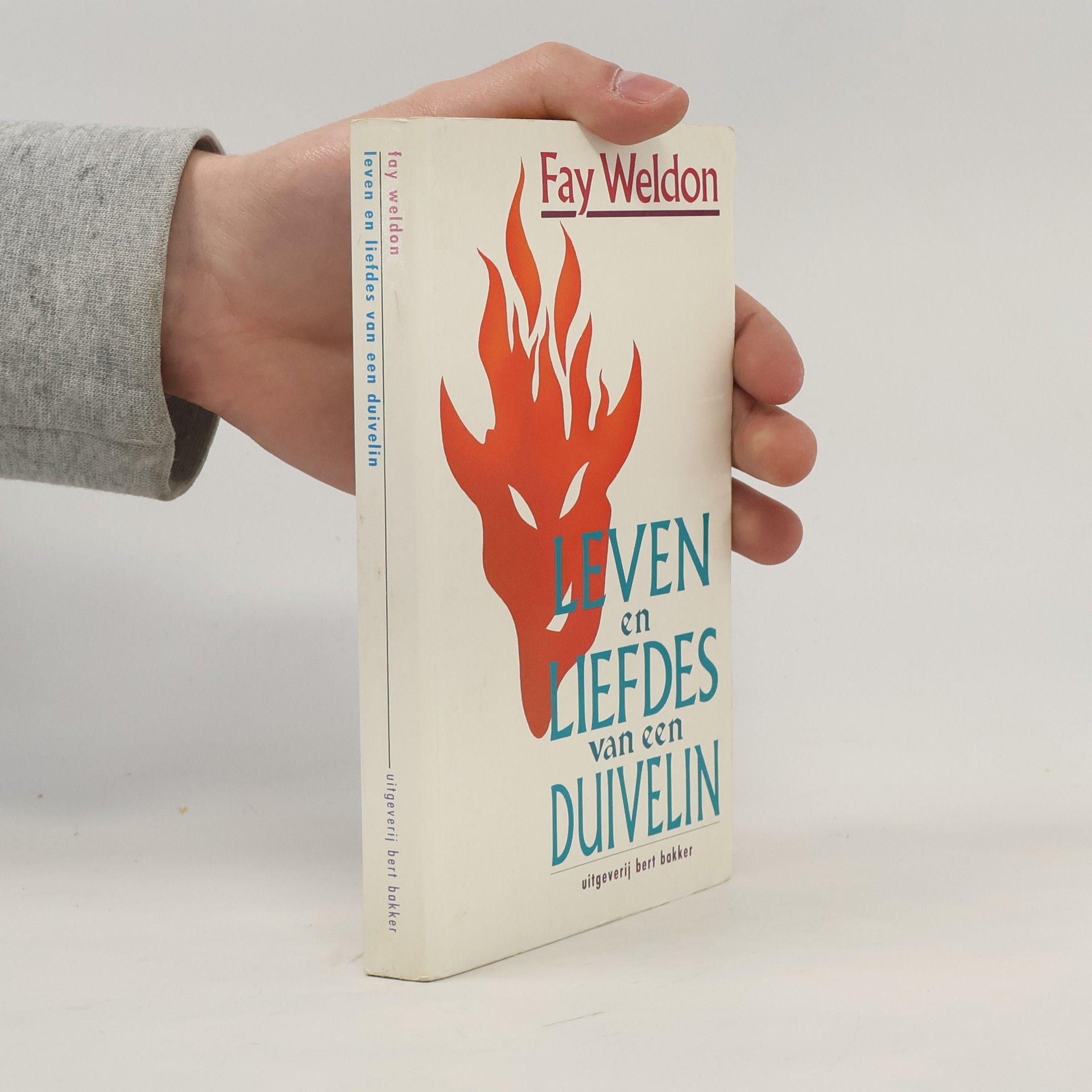 Fay Weldon Leven en liefdes van een duivelin