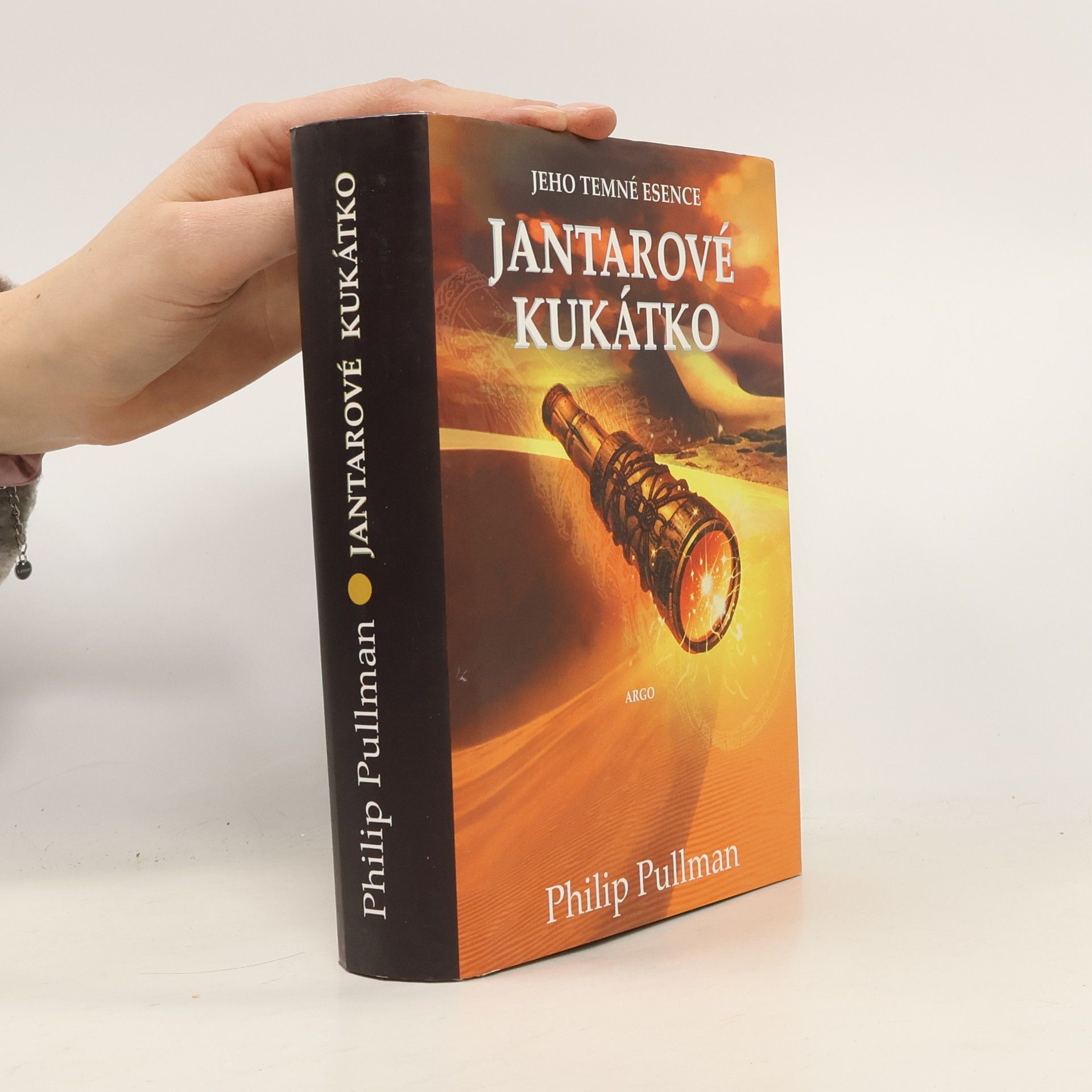 Philip Pullman Jeho temné esence. Jantarové kukátko