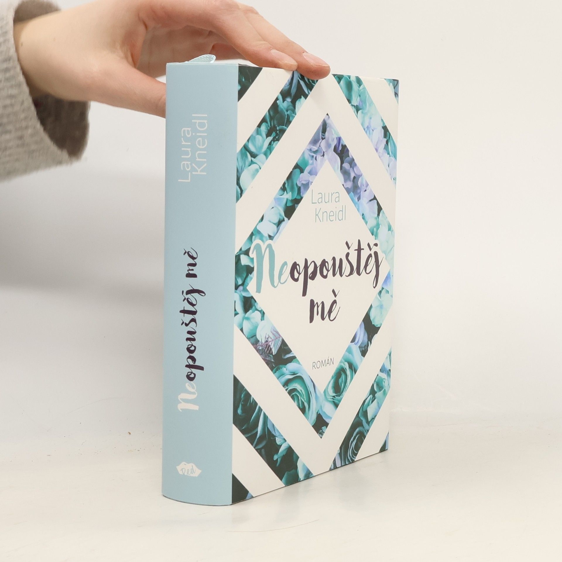 Laura Kneidl Neopouštěj mě