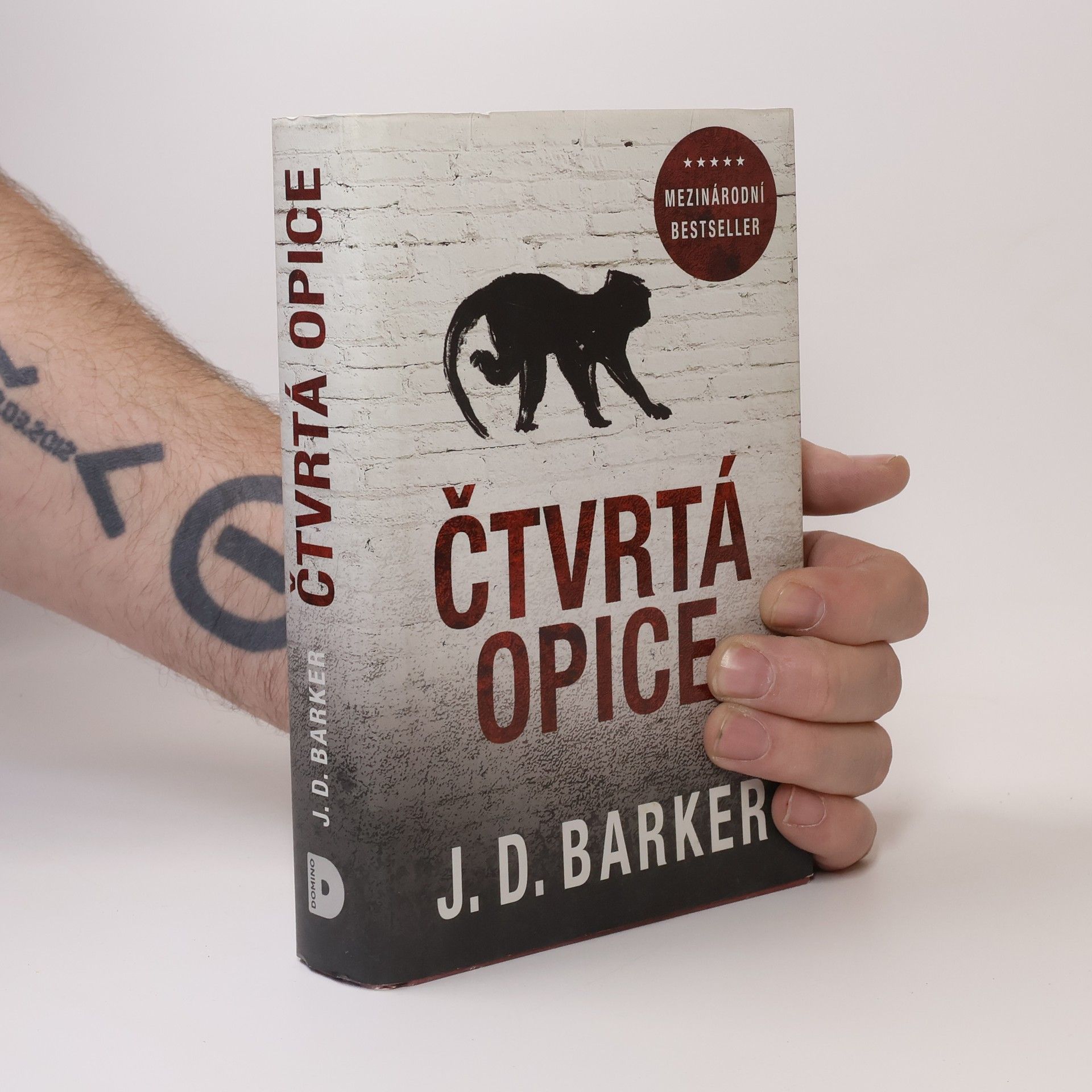 J. D. (Jonathan Dylan) Barker Čtvrtá opice
