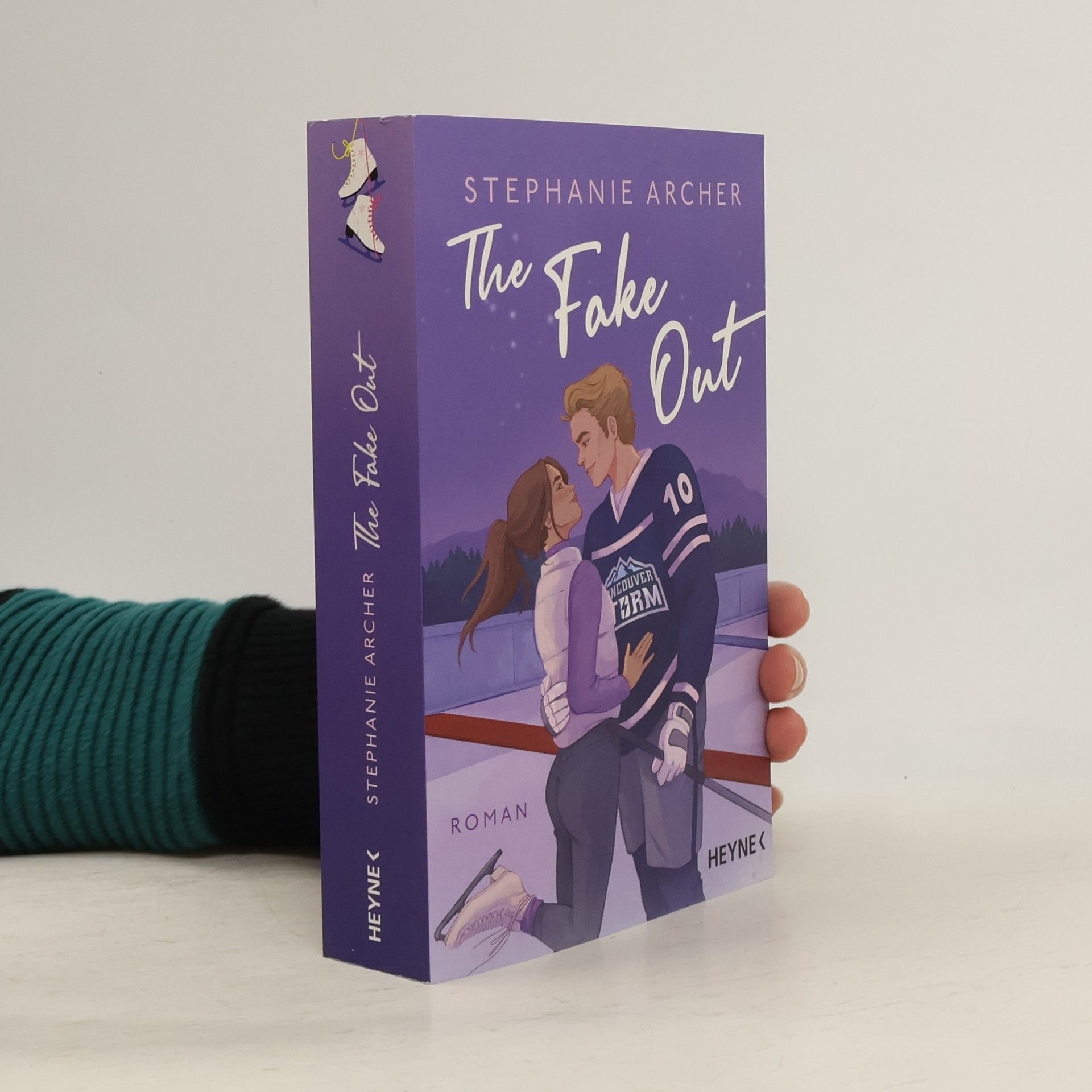 Stephanie Archer The Fake Out