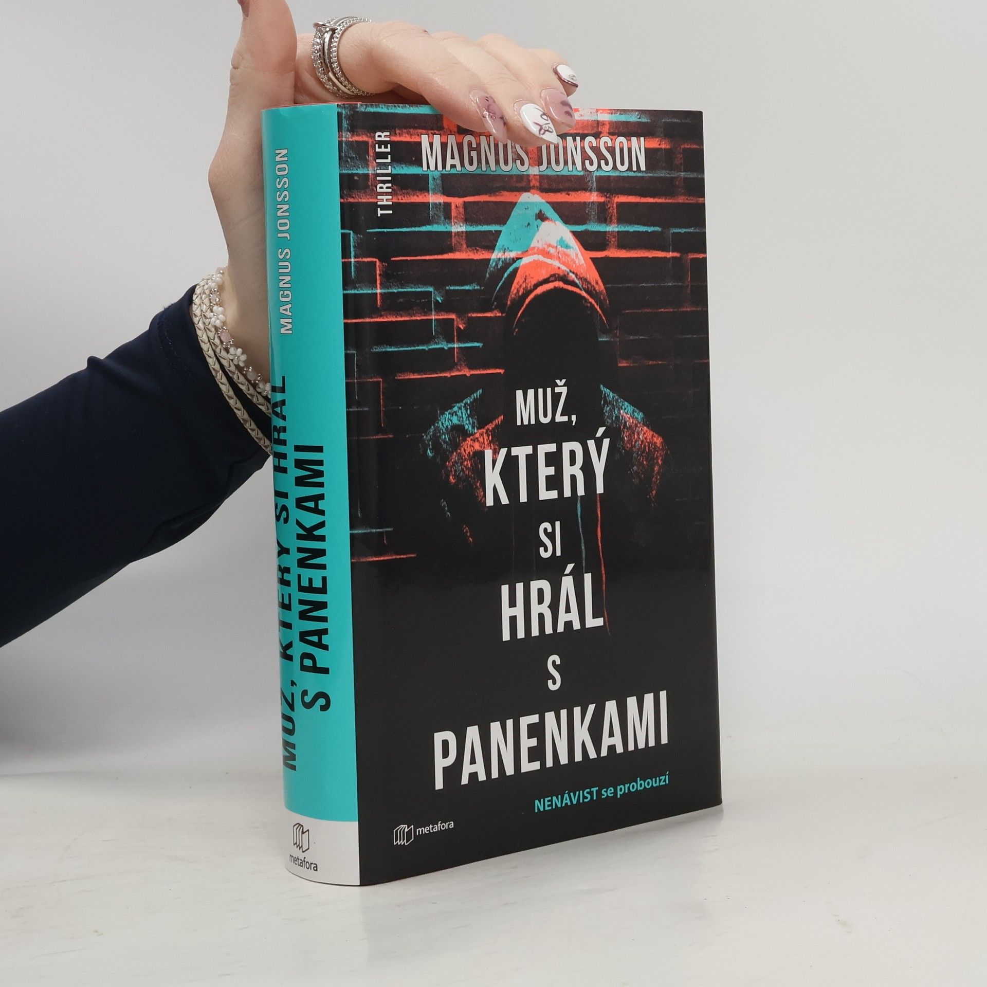 Magnus Jonsson Muž, který si hrál s panenkami