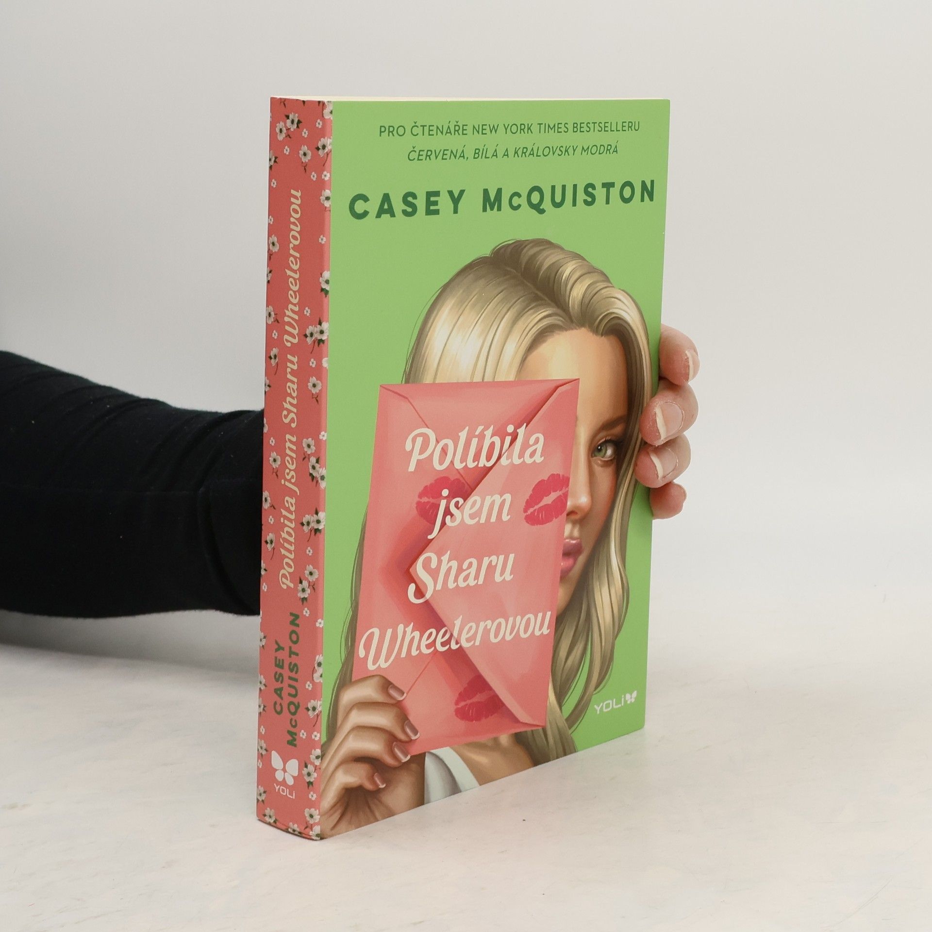 Casey McQuiston Políbila jsem Sharu Wheelerovou