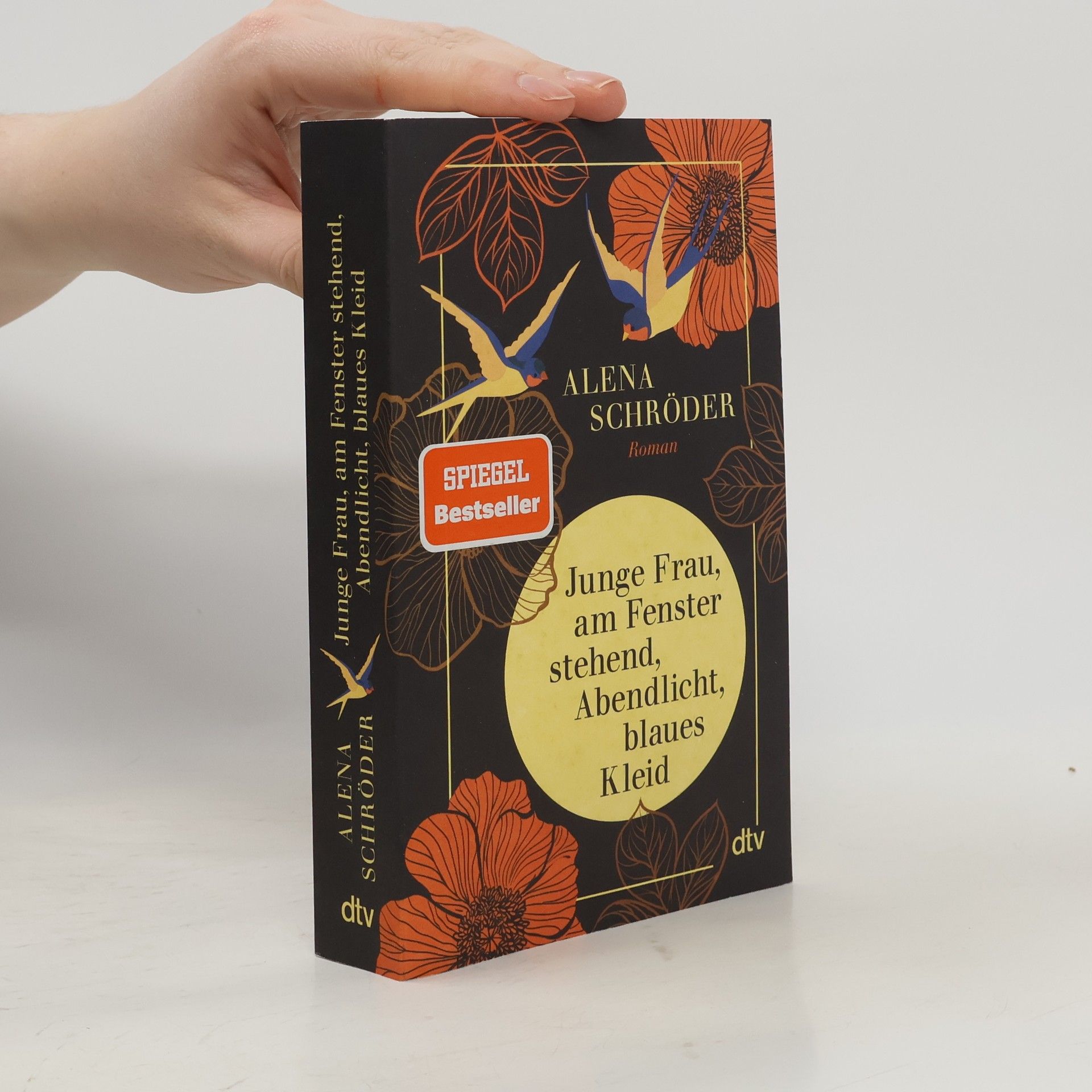 Alena Schröder Junge Frau, am Fenster, stehend, Abendlicht, blaues Kleid