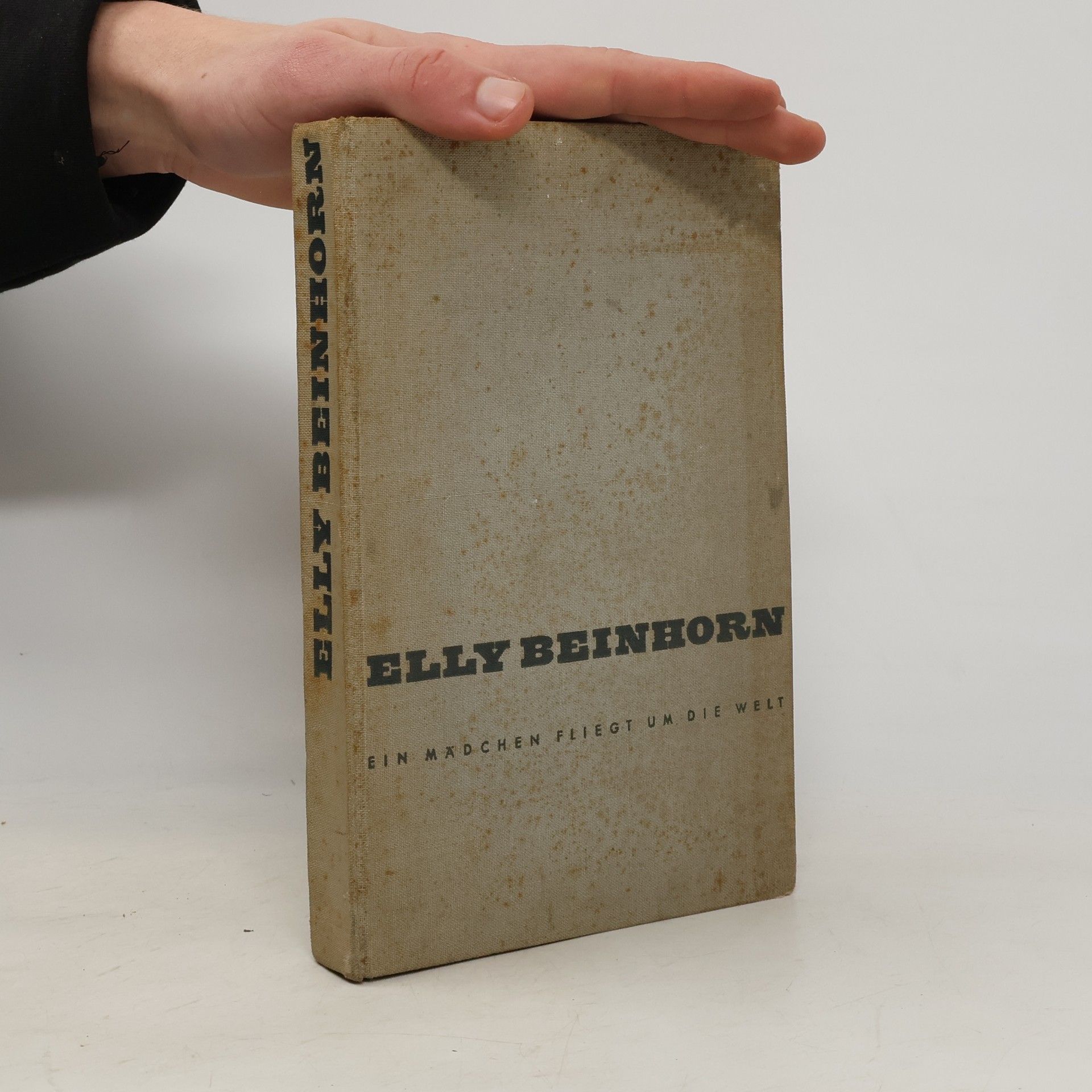 Ein Mädchen fliegt um die Welt