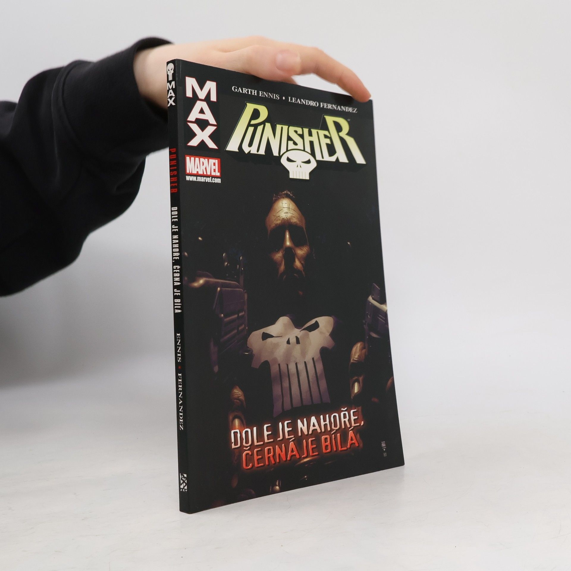 Garth Ennis Punisher. Dole je nahoře, černá je bílá