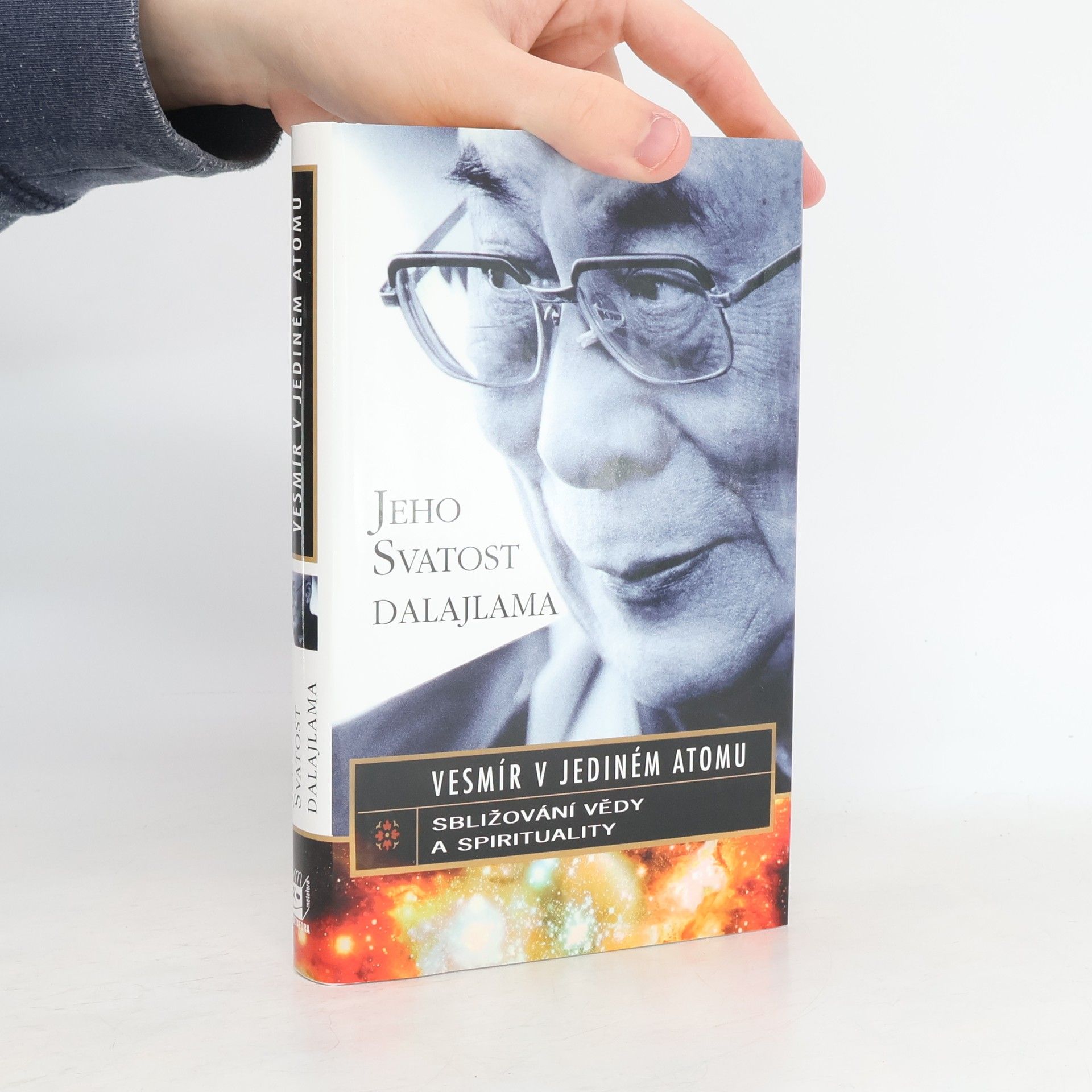 Lumír Mikulka Vesmír v jediném atomu: Sbližování vědy a spirituality