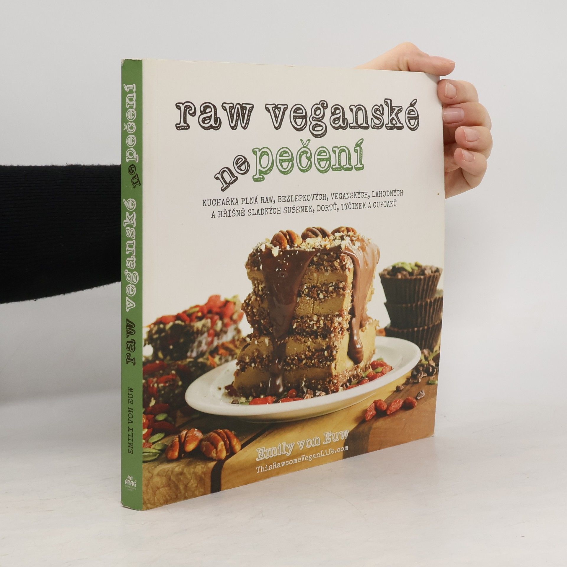 Emily Von Euw Raw veganské nepečení. Kuchařka plná raw, bezlepkových, veganských, lahodných a hříšně sladkých sušenek, dortů, tyčinek a cupcaků