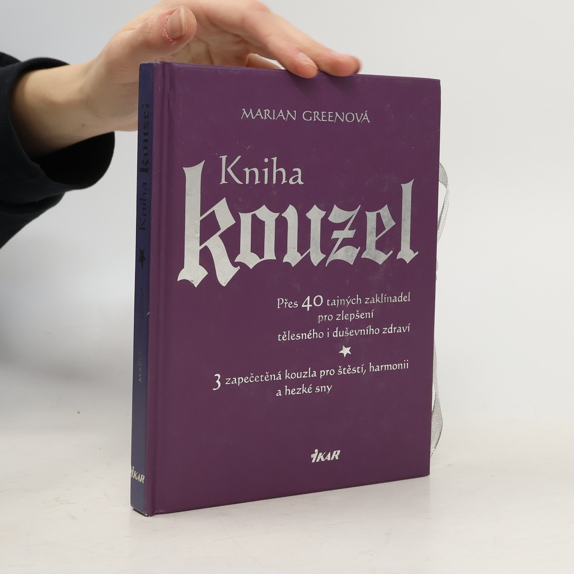 Kniha kouzel. Přes 40 tajných zaklínadel pro zlepšení tělesného i duševního zdraví