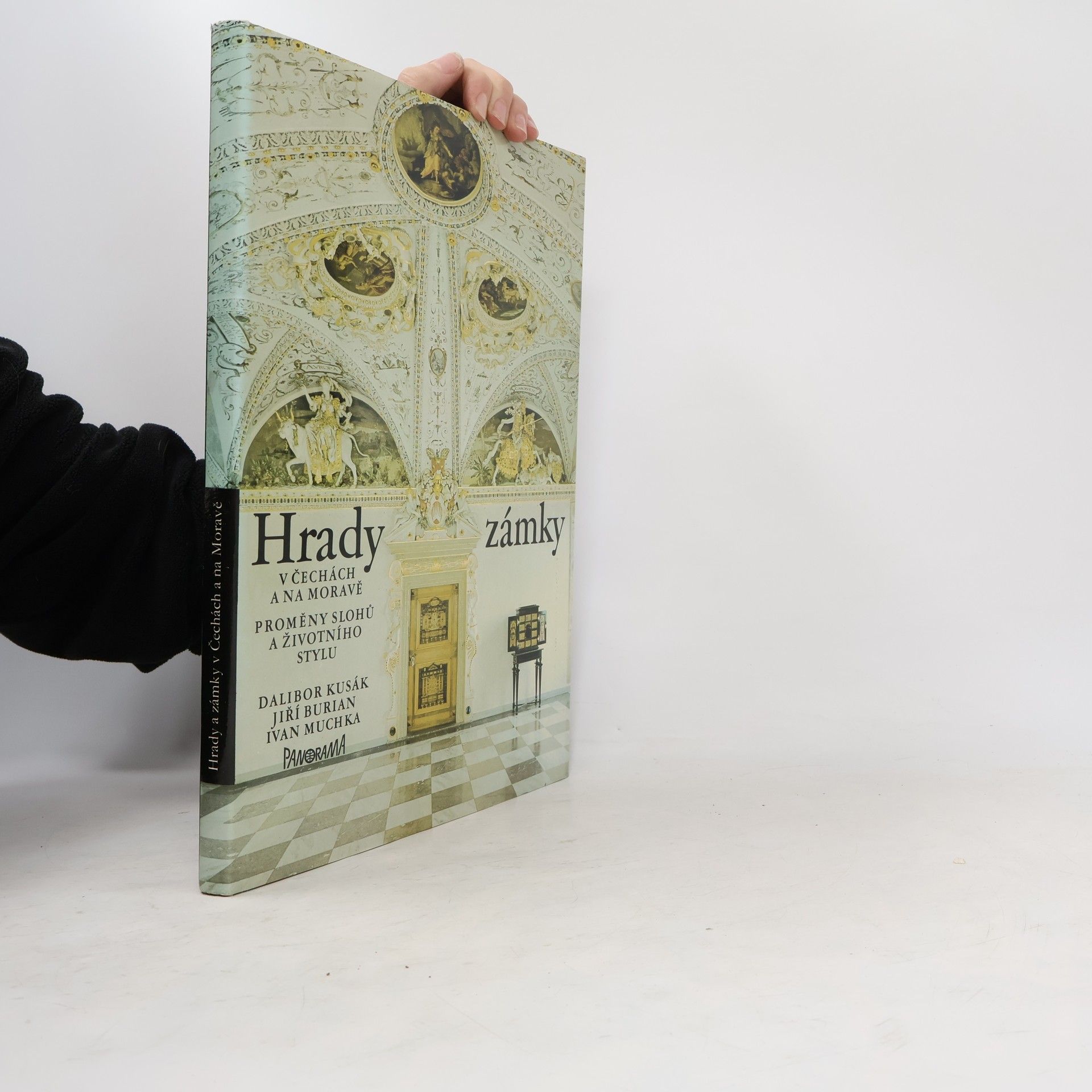 Dalibor Kusák Hrady a zámky v Čechách a na Moravě. Proměny slohů a životního stylu