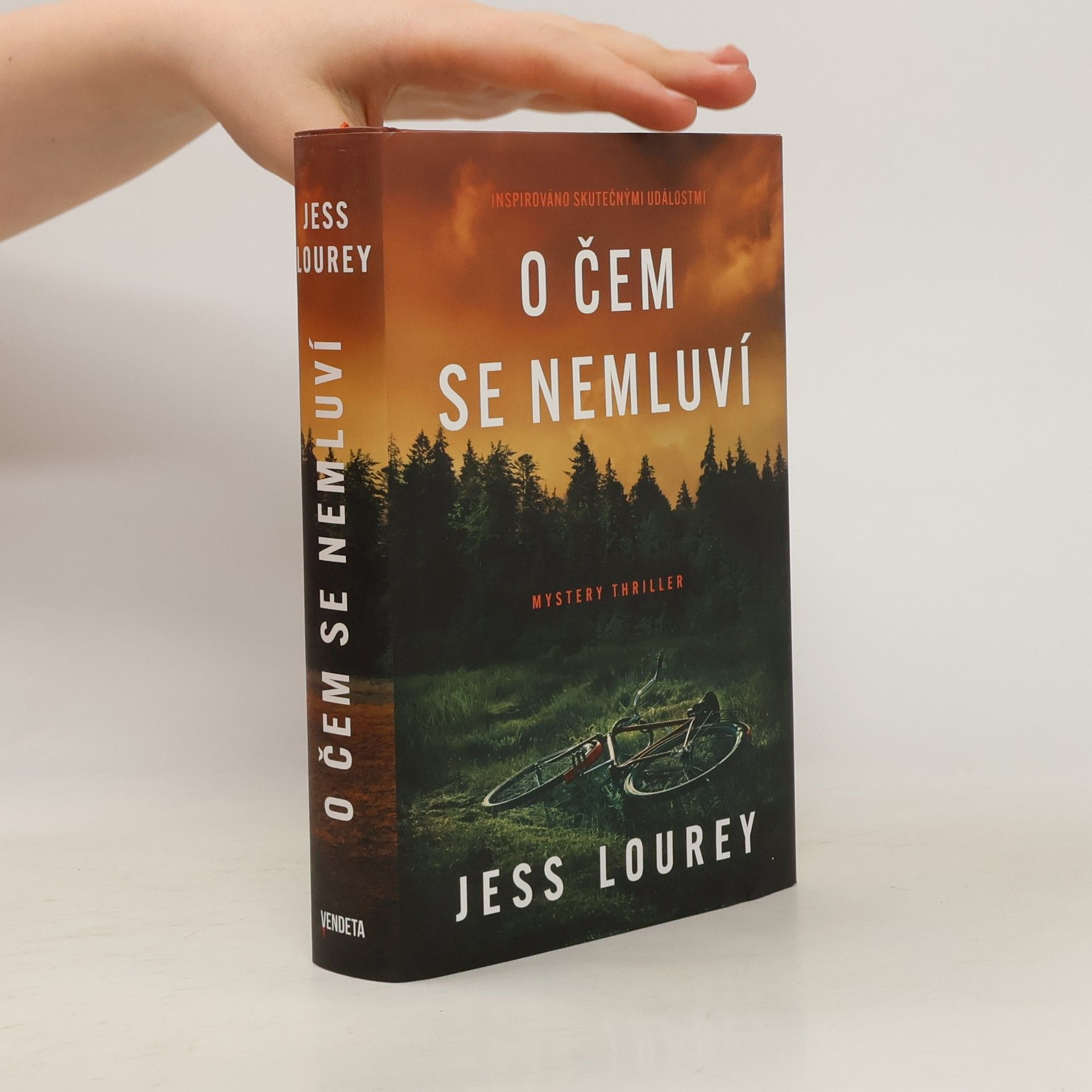 Jess Lourey O čem se nemluví