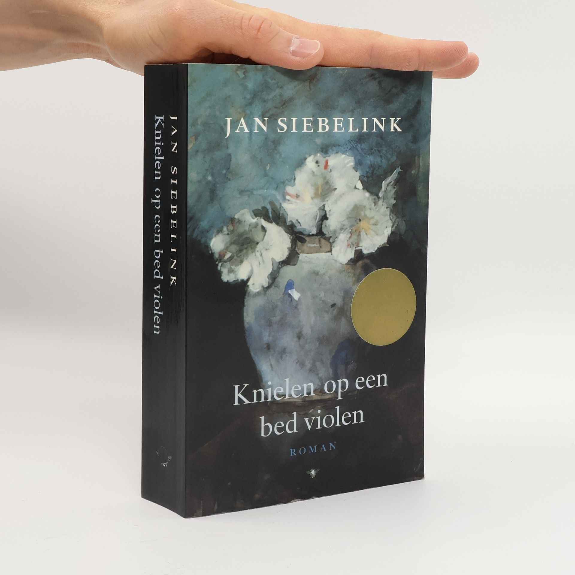 Jan Siebelink Knielen op een bed violen