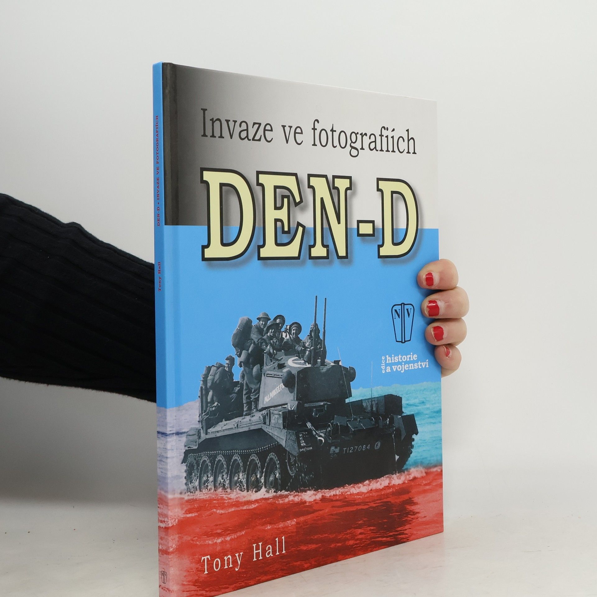 Tony Hall Den-D : invaze ve fotografiích